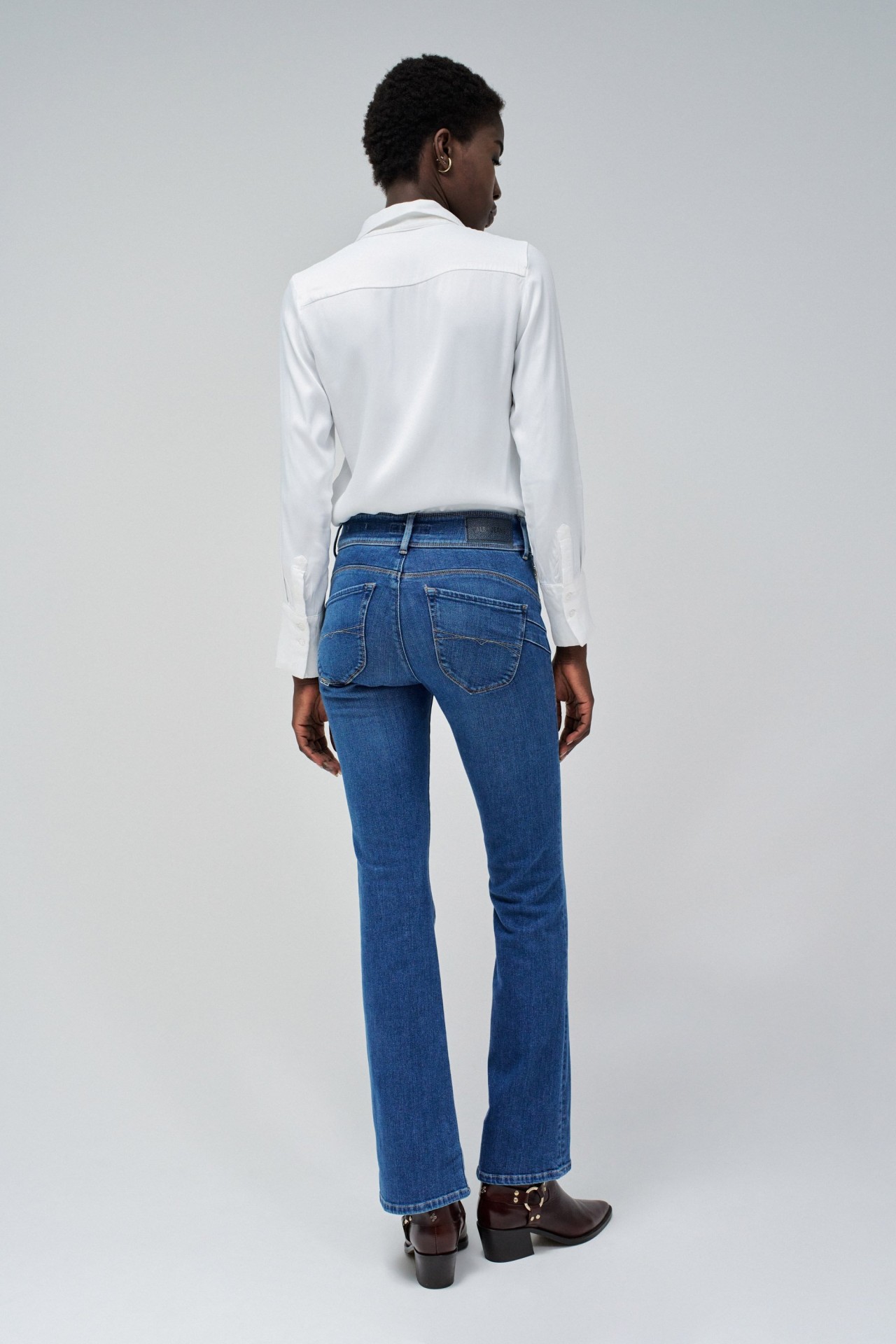 SECRET PUSH IN BOOTCUT JEANS