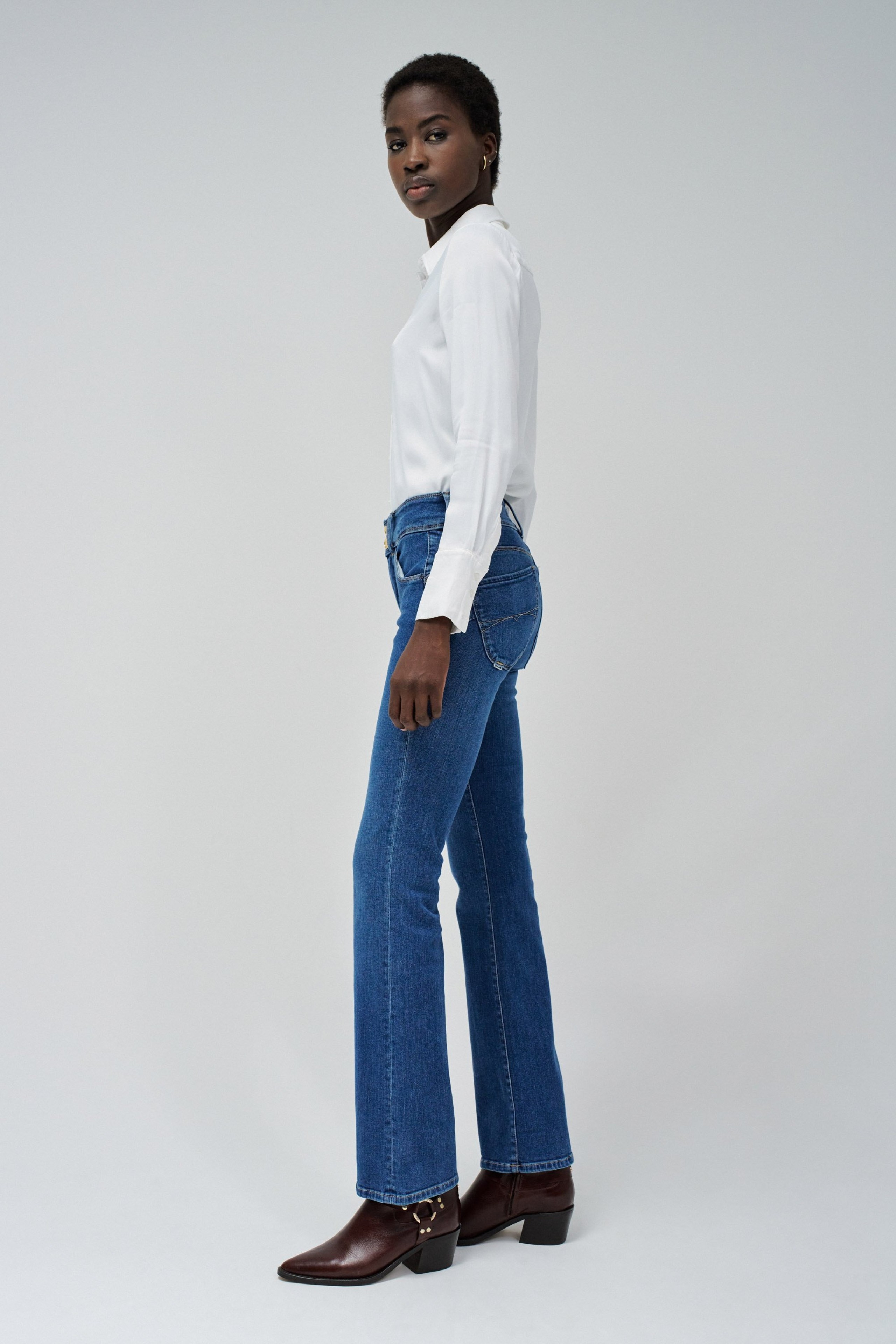 SECRET PUSH IN BOOTCUT JEANS