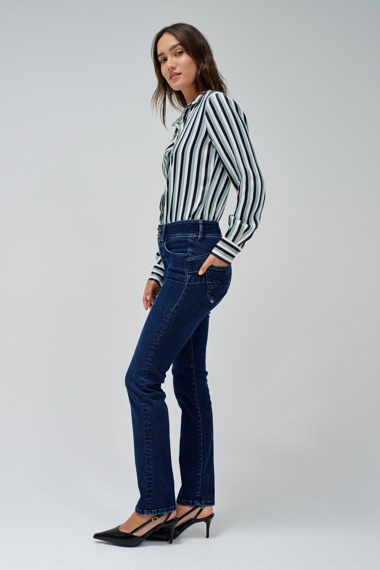 SECRET PUSH IN SLIM JEANS