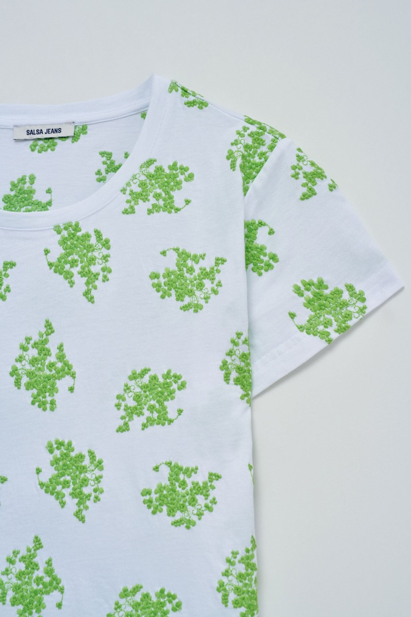 CAMISETA CON BORDADOS