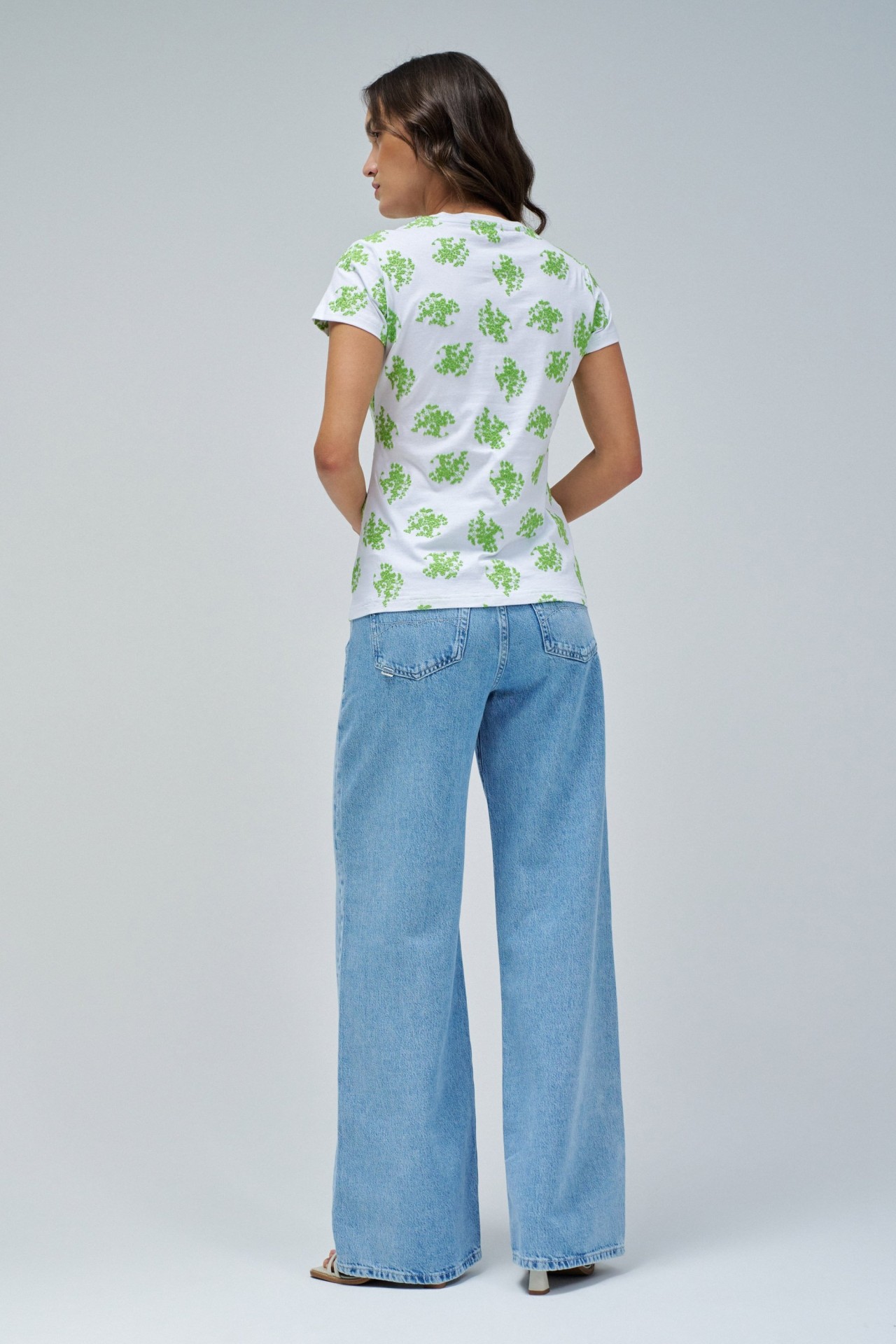 T-SHIRT MIT STICKEREI