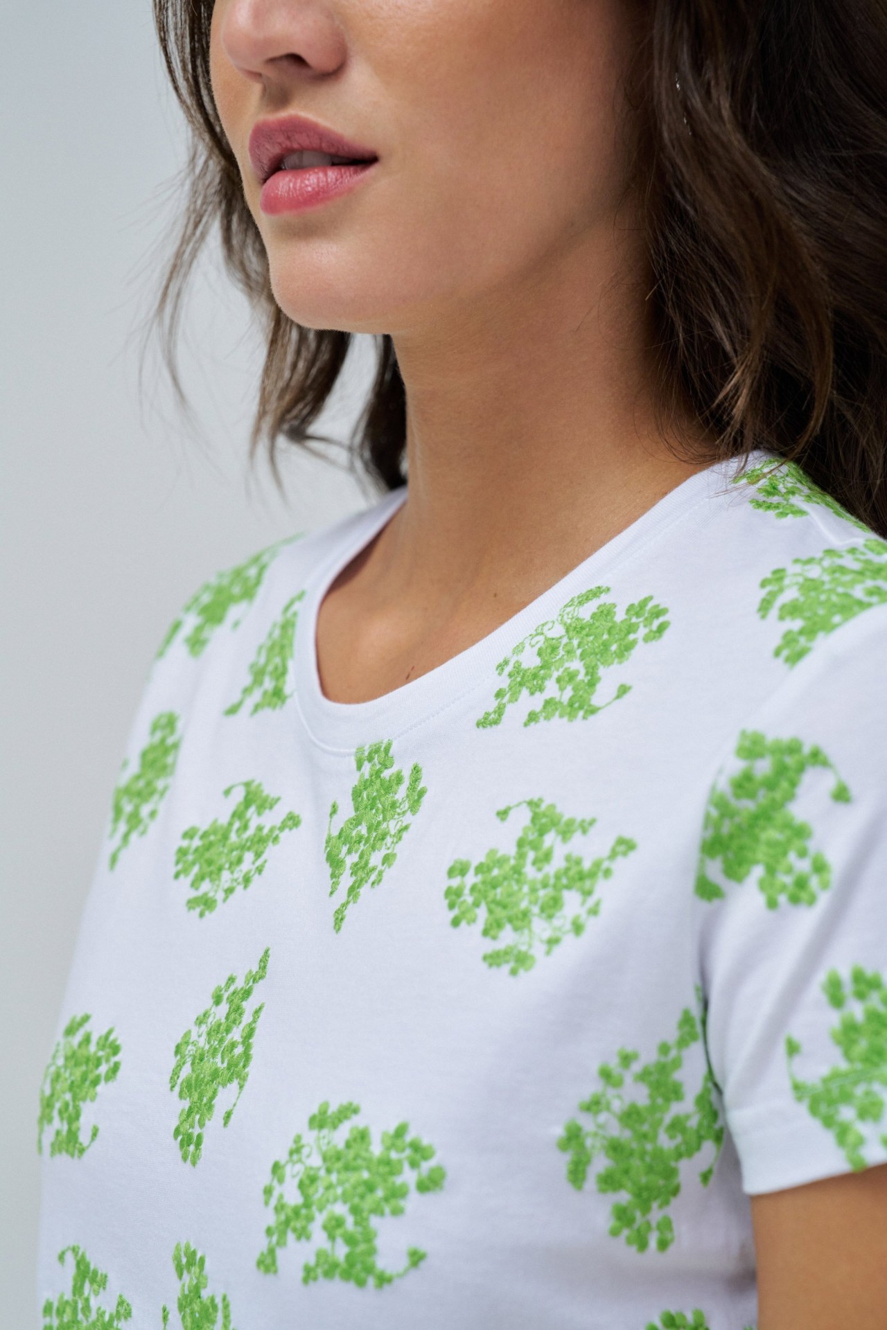 T-SHIRT MIT STICKEREI