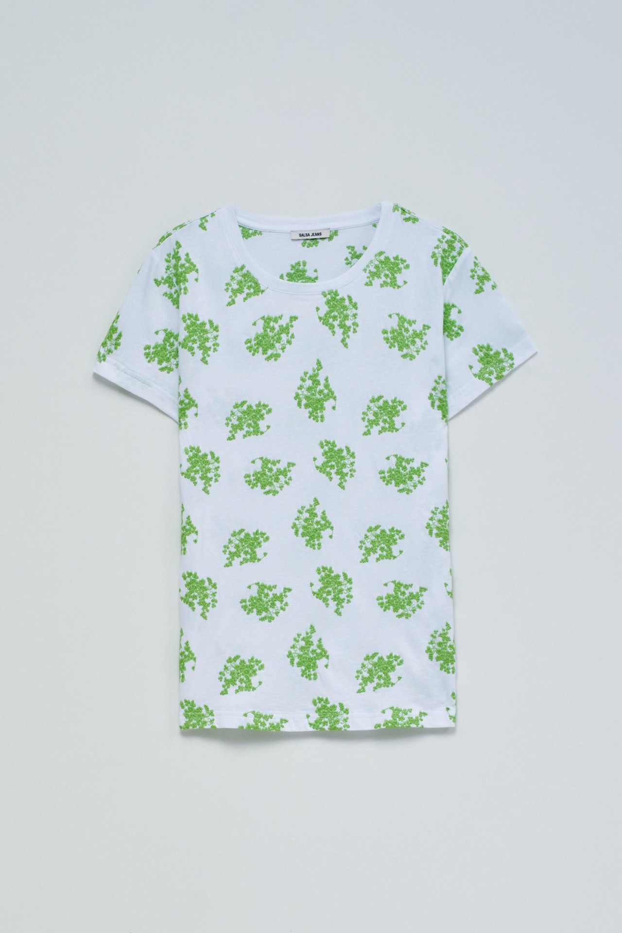 T-SHIRT COM BORDADOS