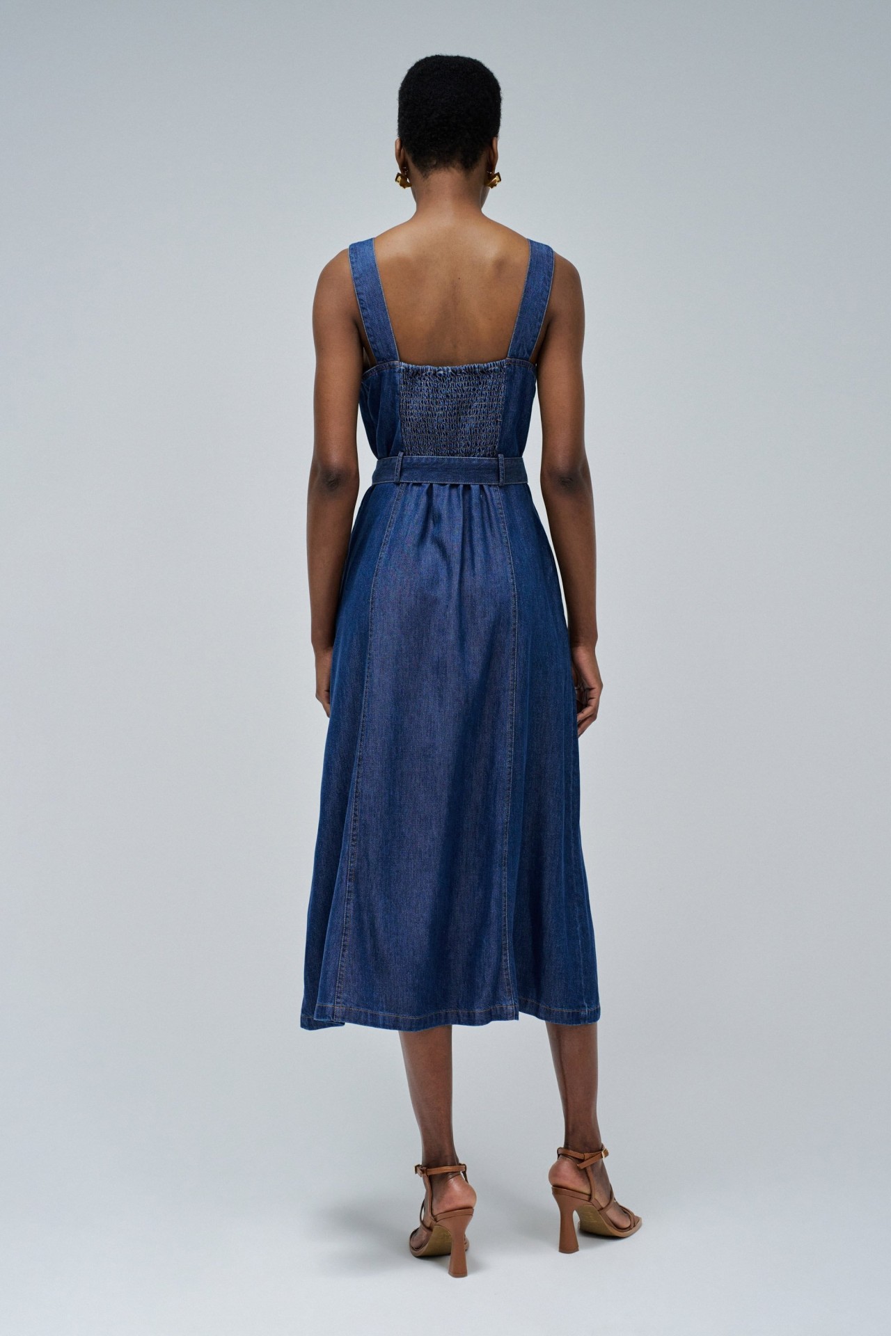 KLEIDEN SIE SICH IN HELLBLAUEN JEANSSTOFF.