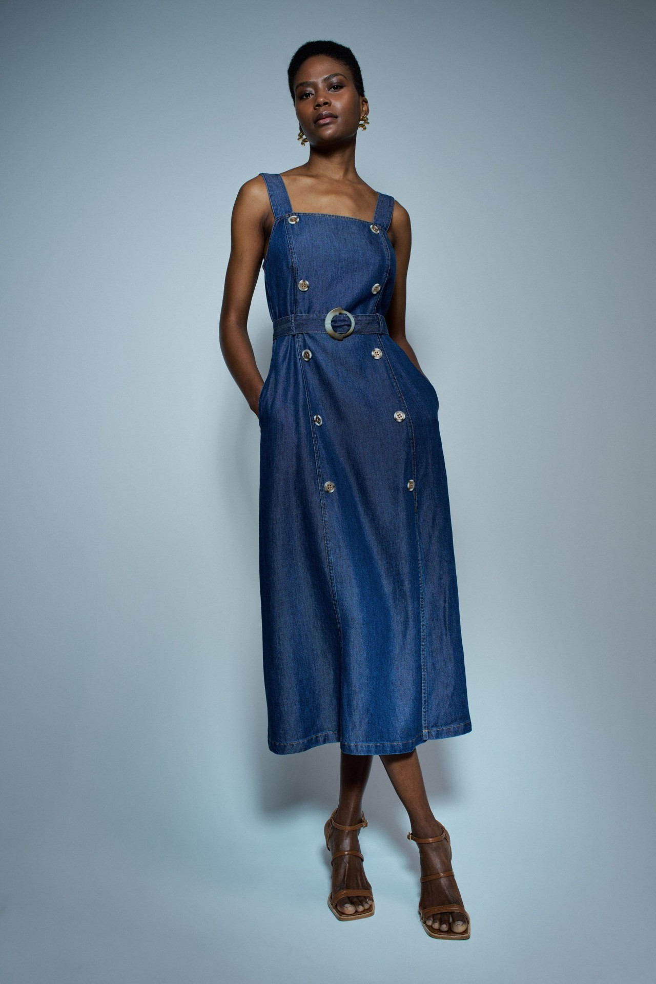 KLEIDEN SIE SICH IN HELLBLAUEN JEANSSTOFF.