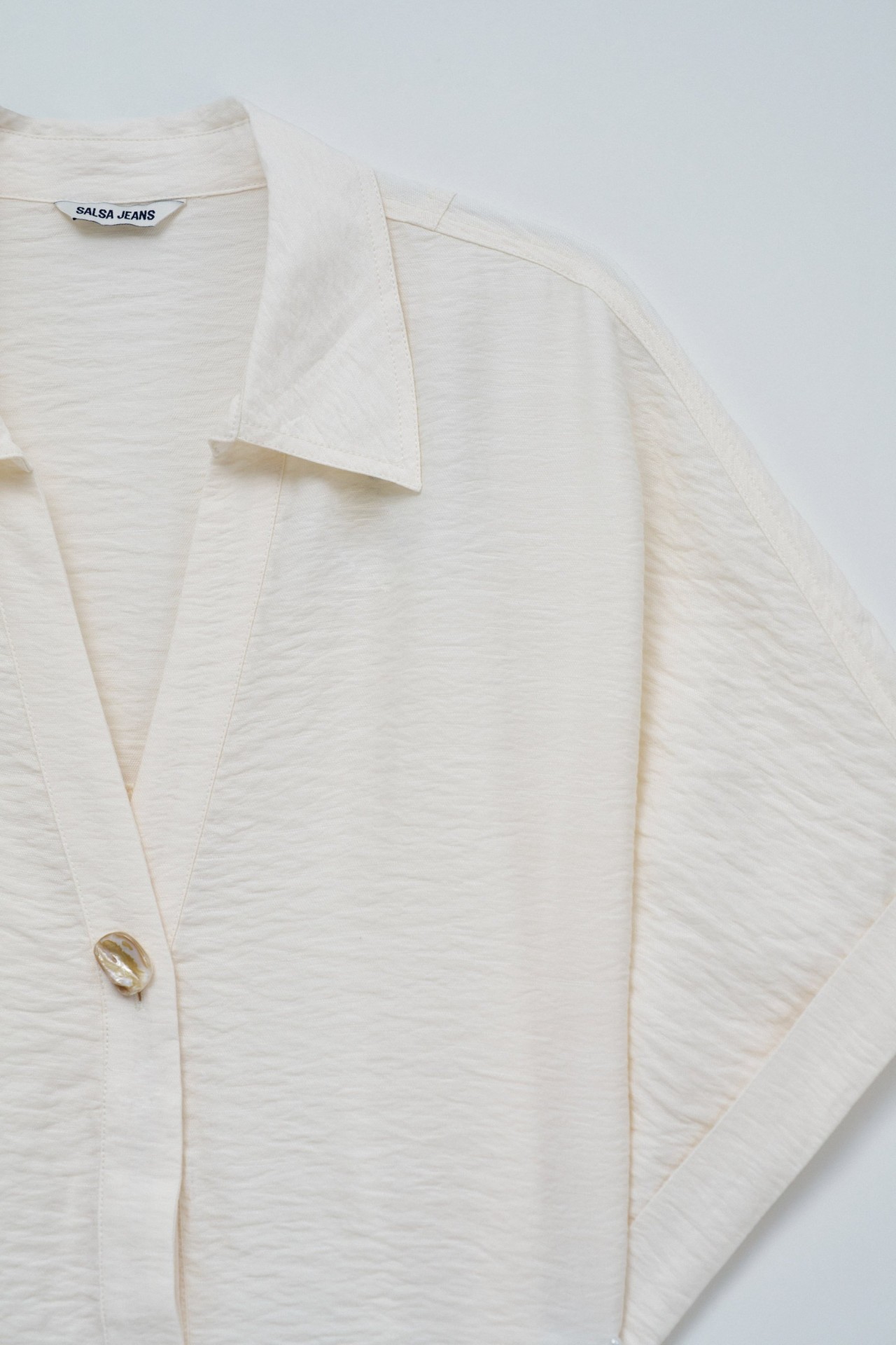 CAMISA COM LAÇO NA BAINHA
