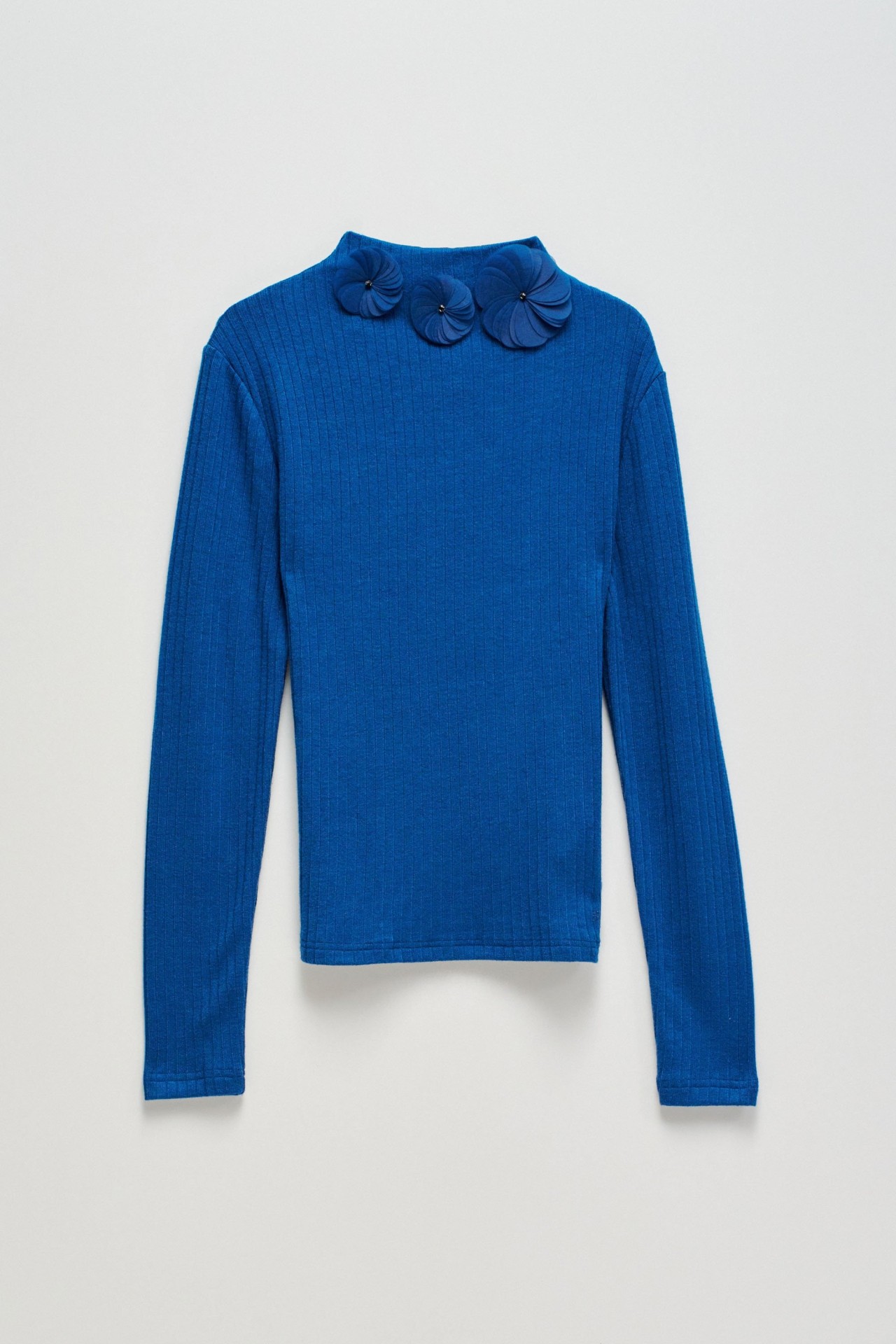 JUMPER WITH FLOWER DETAIL ON THE NECK
