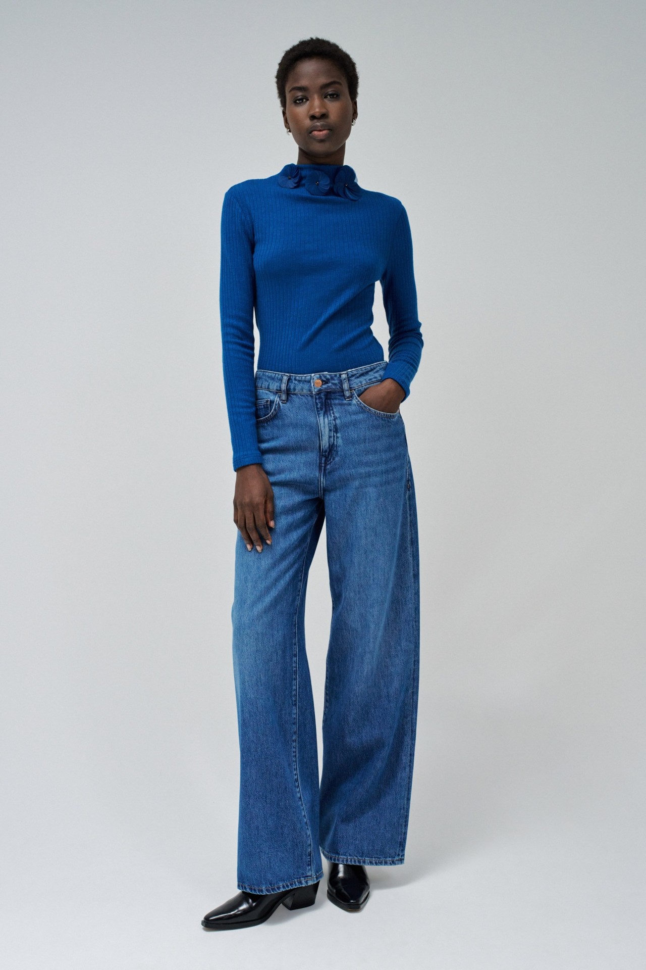 JUMPER WITH FLOWER DETAIL ON THE NECK