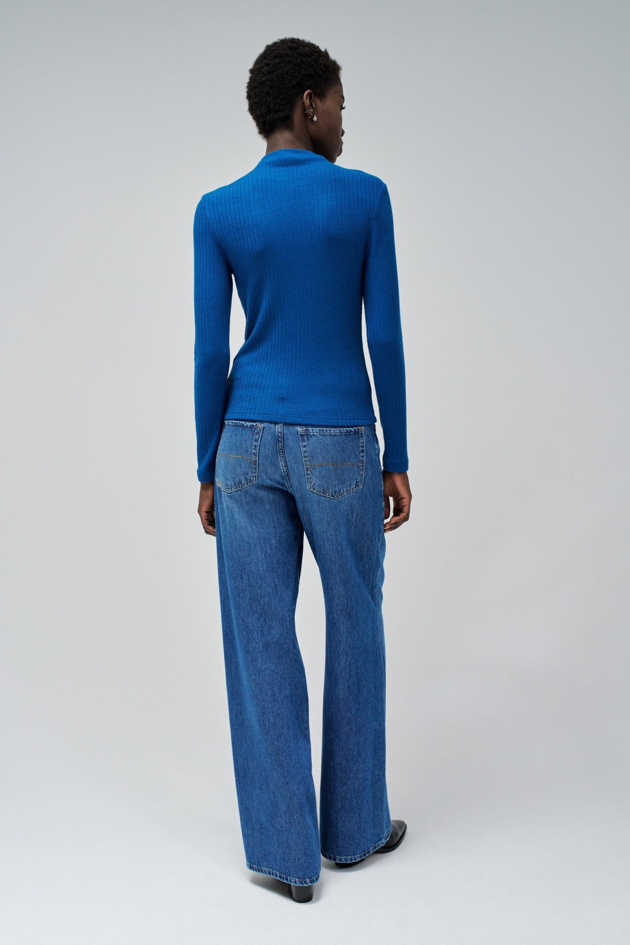 JUMPER WITH FLOWER DETAIL ON THE NECK