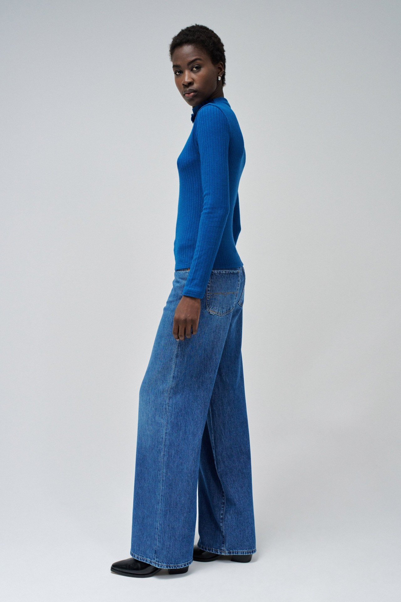 JUMPER WITH FLOWER DETAIL ON THE NECK