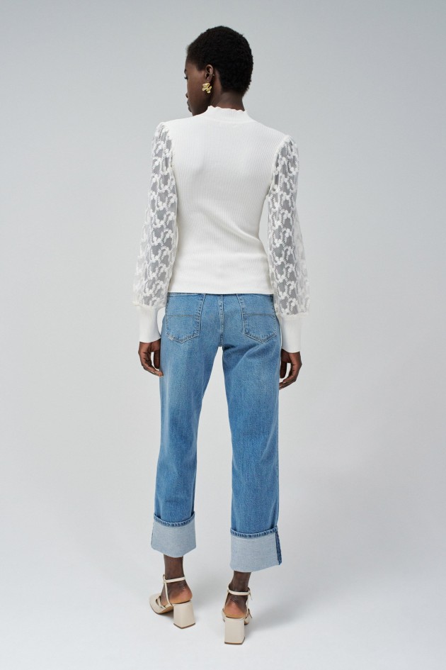 CAMISETA CON CUELLO Y DETALLES DE ENCAJE