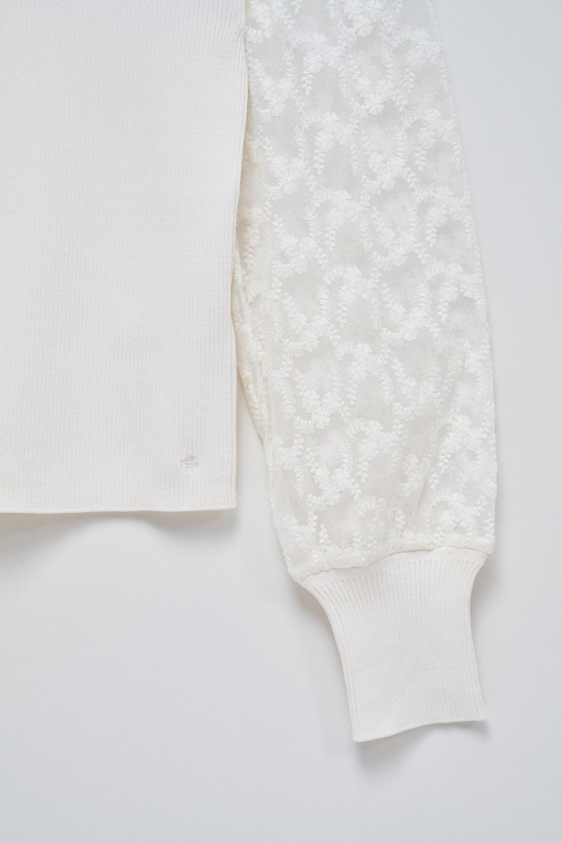 CAMISETA CON CUELLO Y DETALLES DE ENCAJE