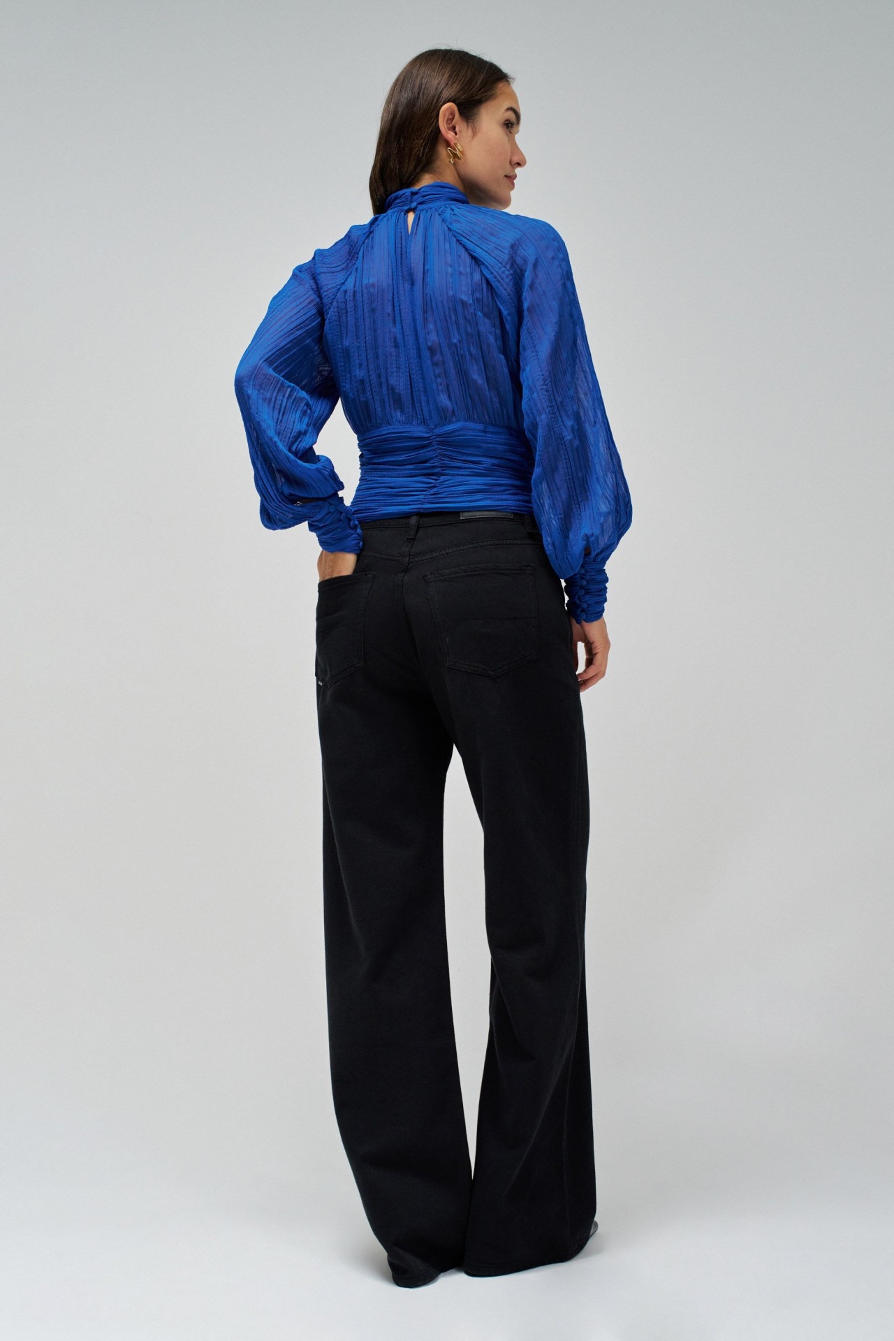 PLEATED BLOUSE WITH FLOWERS ON THE COLLAR