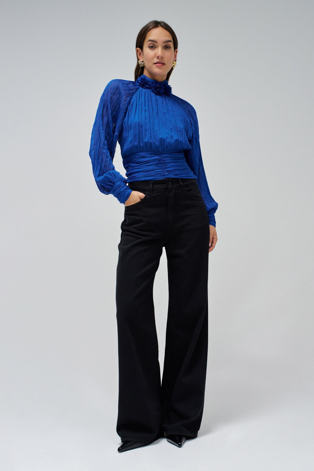 PLEATED BLOUSE WITH FLOWERS ON THE COLLAR