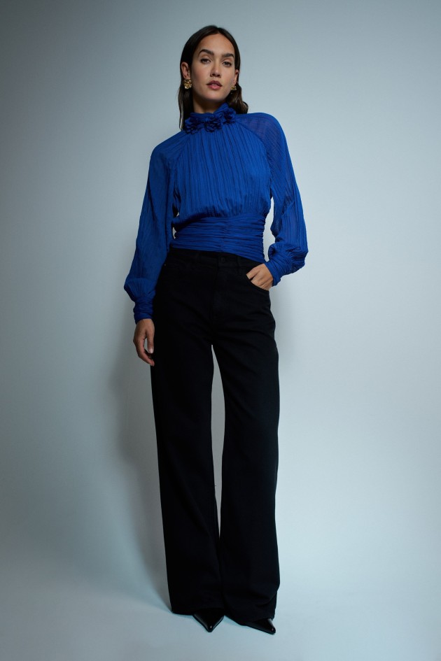 BLUSA PLISADA CON CUELLO DE FLORES