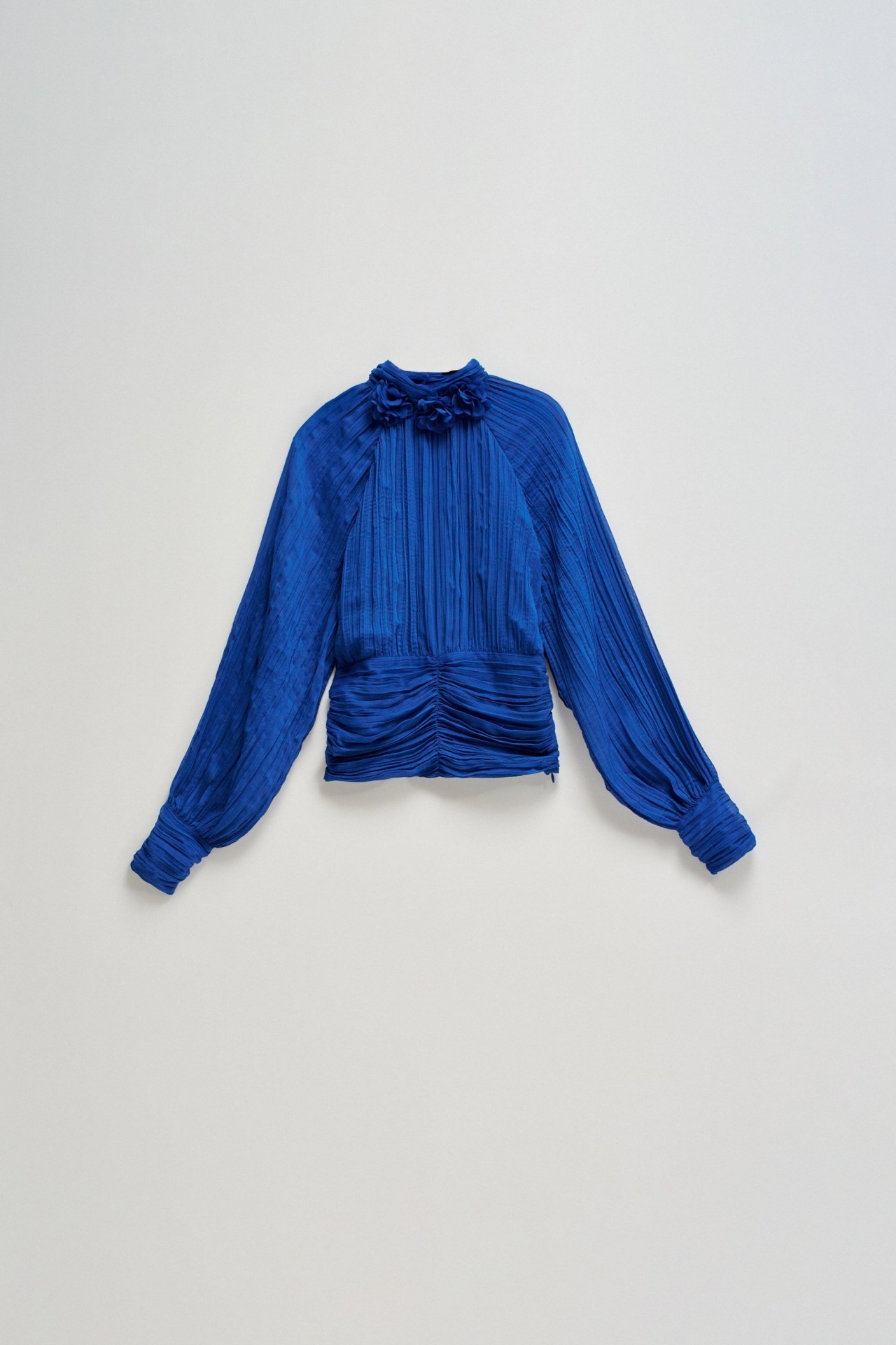 PLEATED BLOUSE WITH FLOWERS ON THE COLLAR