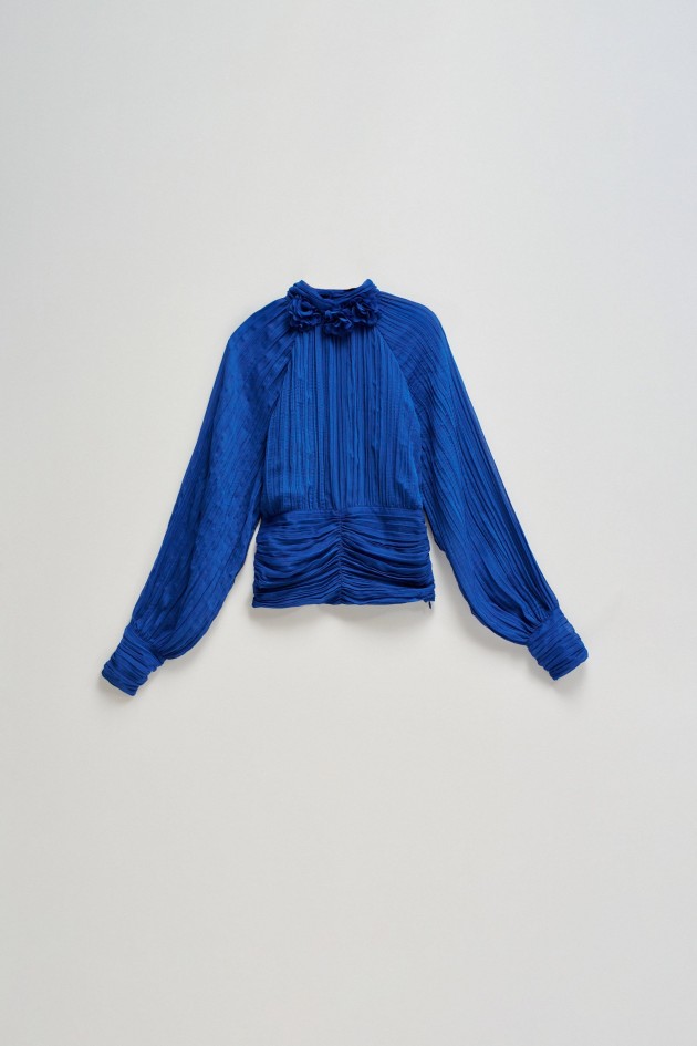 BLUSA PLISADA CON CUELLO DE FLORES