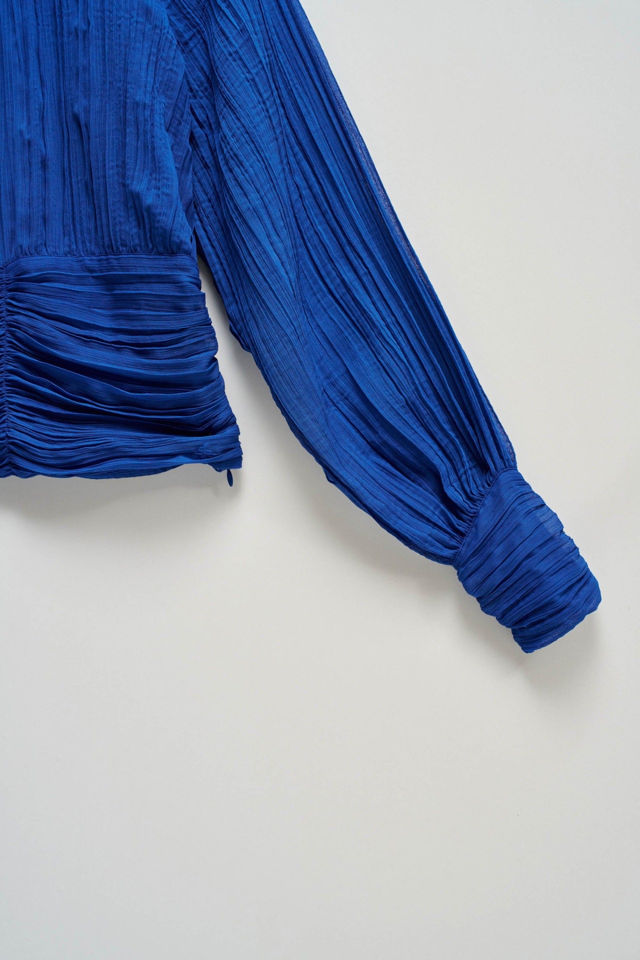 PLEATED BLOUSE WITH FLOWERS ON THE COLLAR