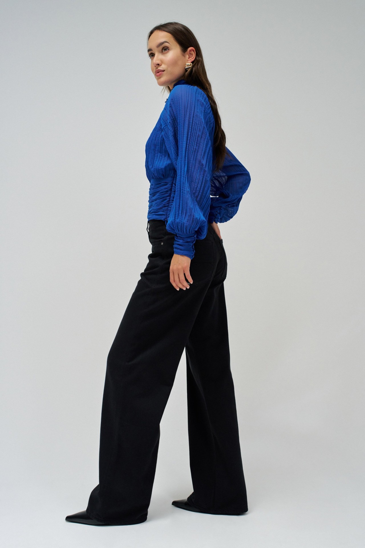 PLEATED BLOUSE WITH FLOWERS ON THE COLLAR