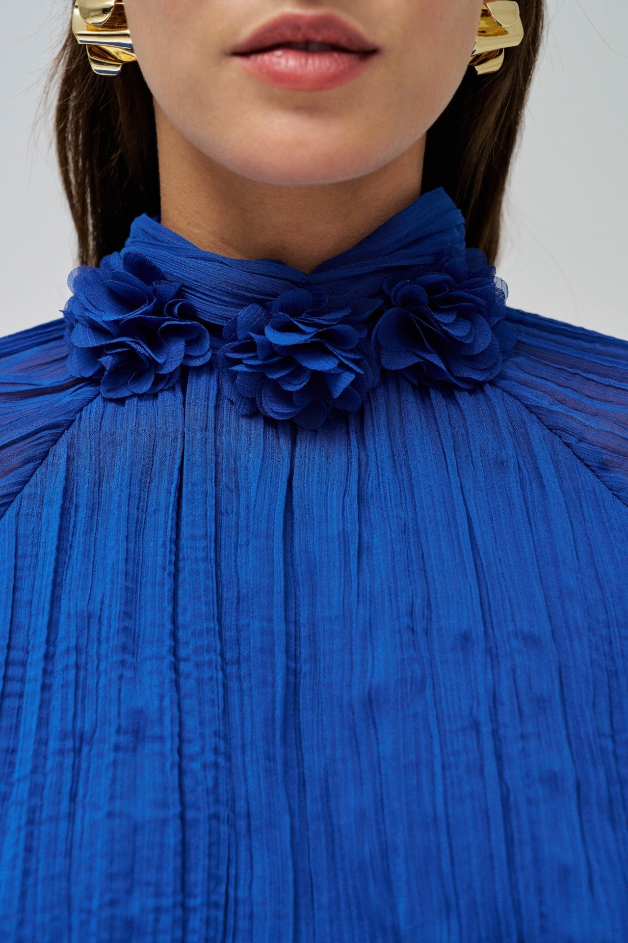 PLEATED BLOUSE WITH FLOWERS ON THE COLLAR