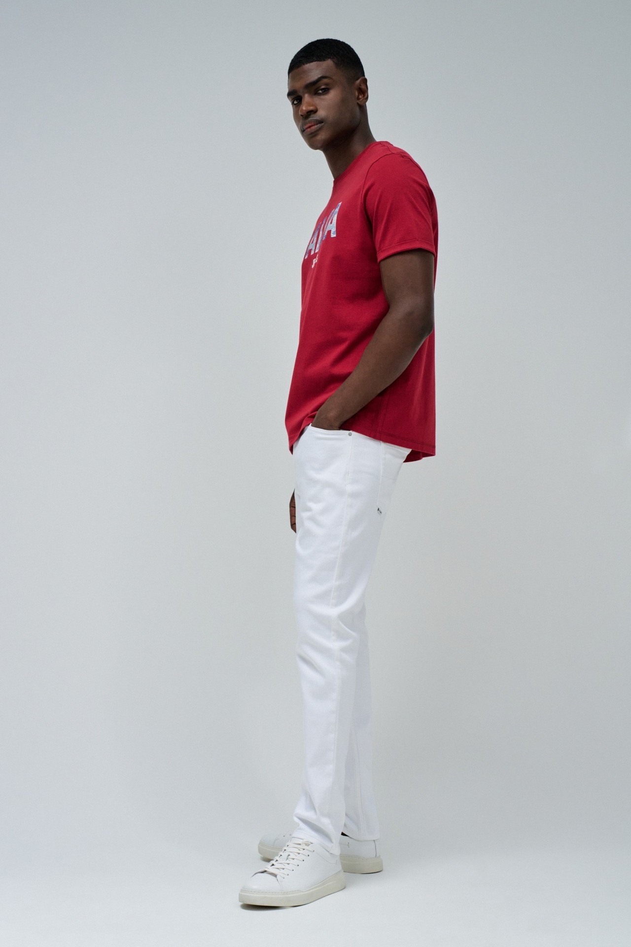 CAMISETA CON BRANDING