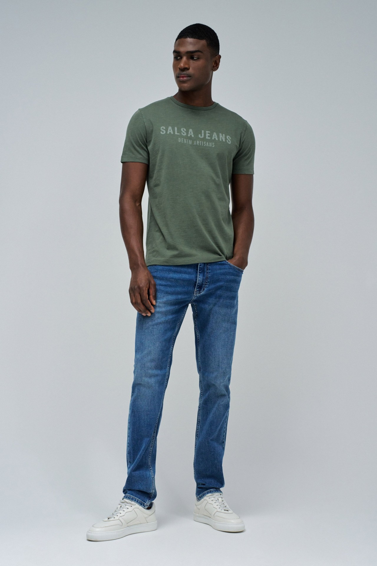 CAMISETA CON BRANDING