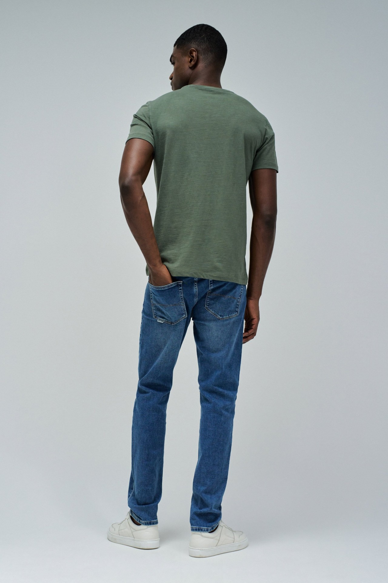 CAMISETA CON BRANDING