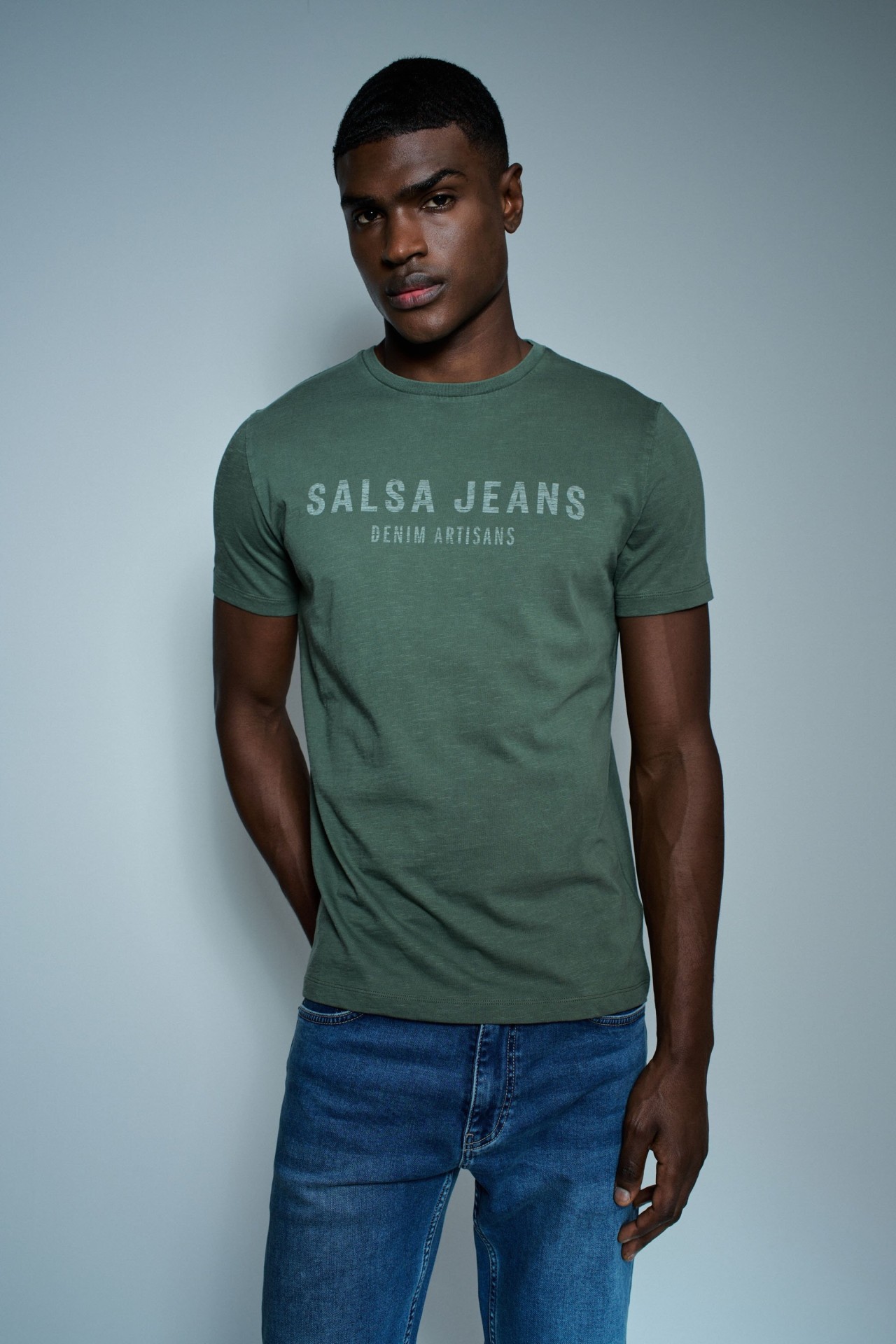 CAMISETA CON BRANDING