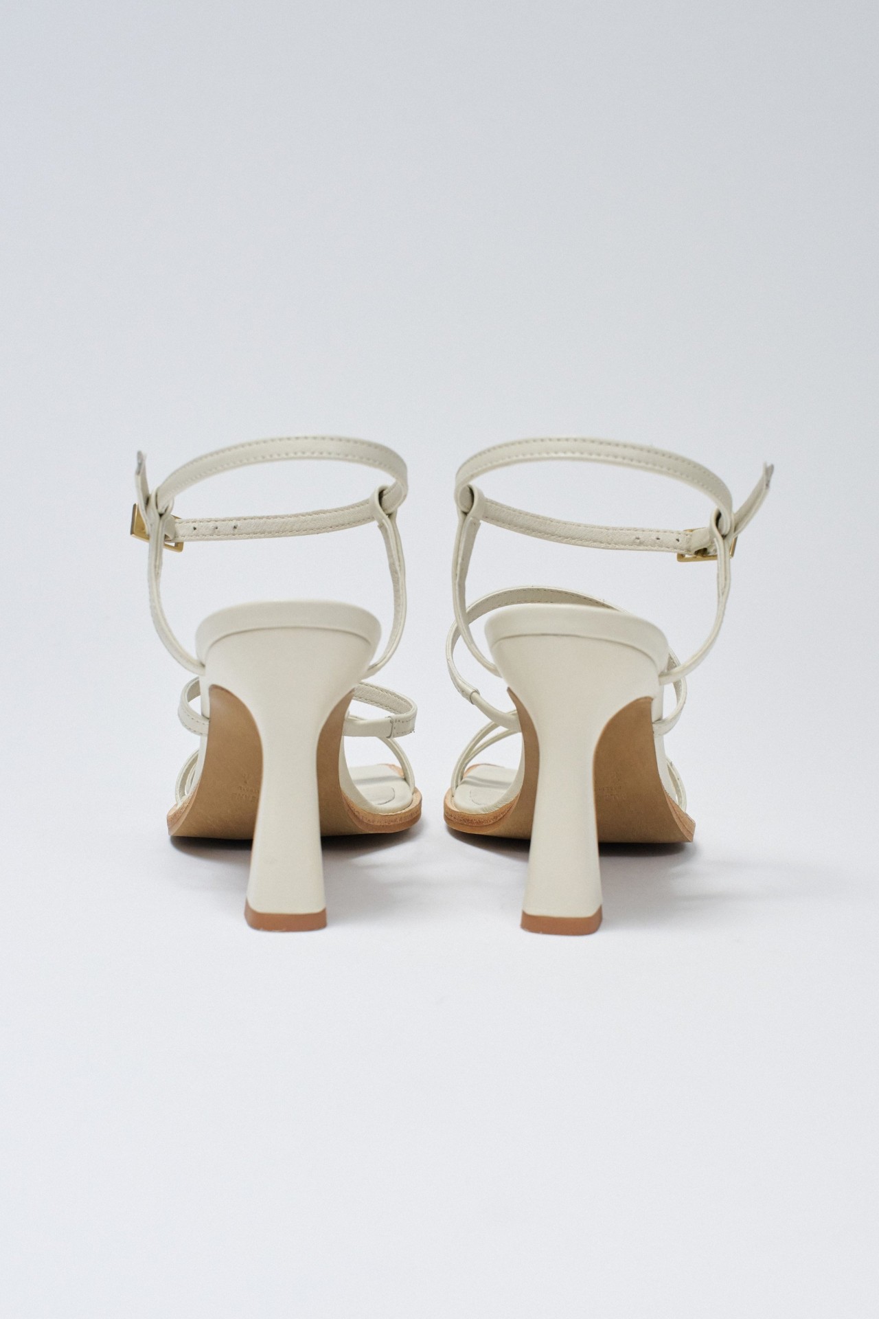 SANDLIA DE PELE COM SALTO