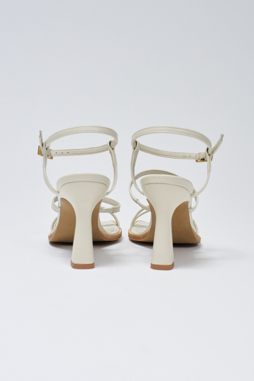 SANDALE EN CUIR AVEC TALON