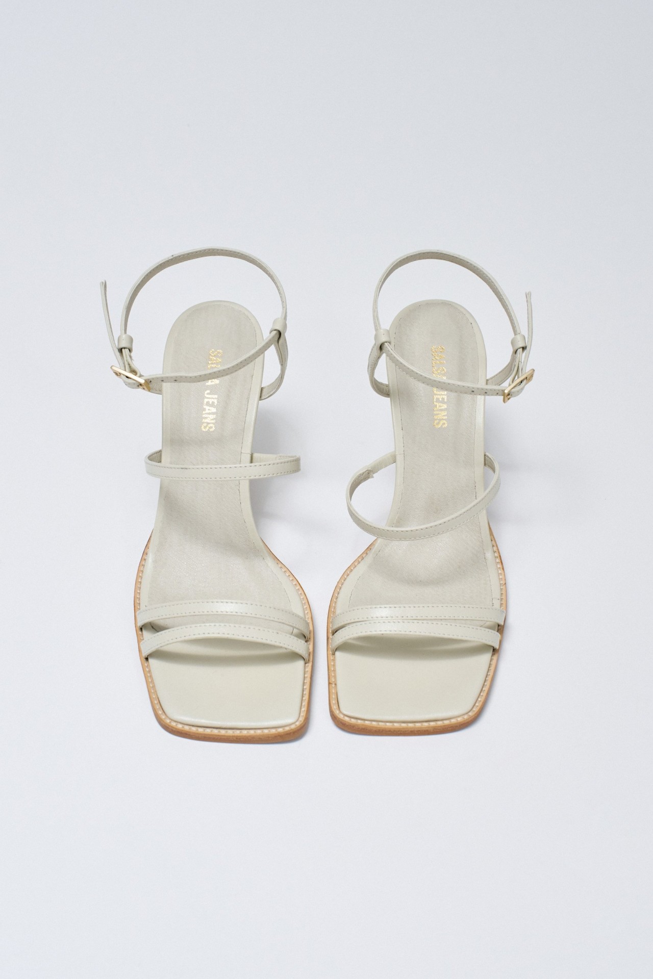 SANDLIA DE PELE COM SALTO