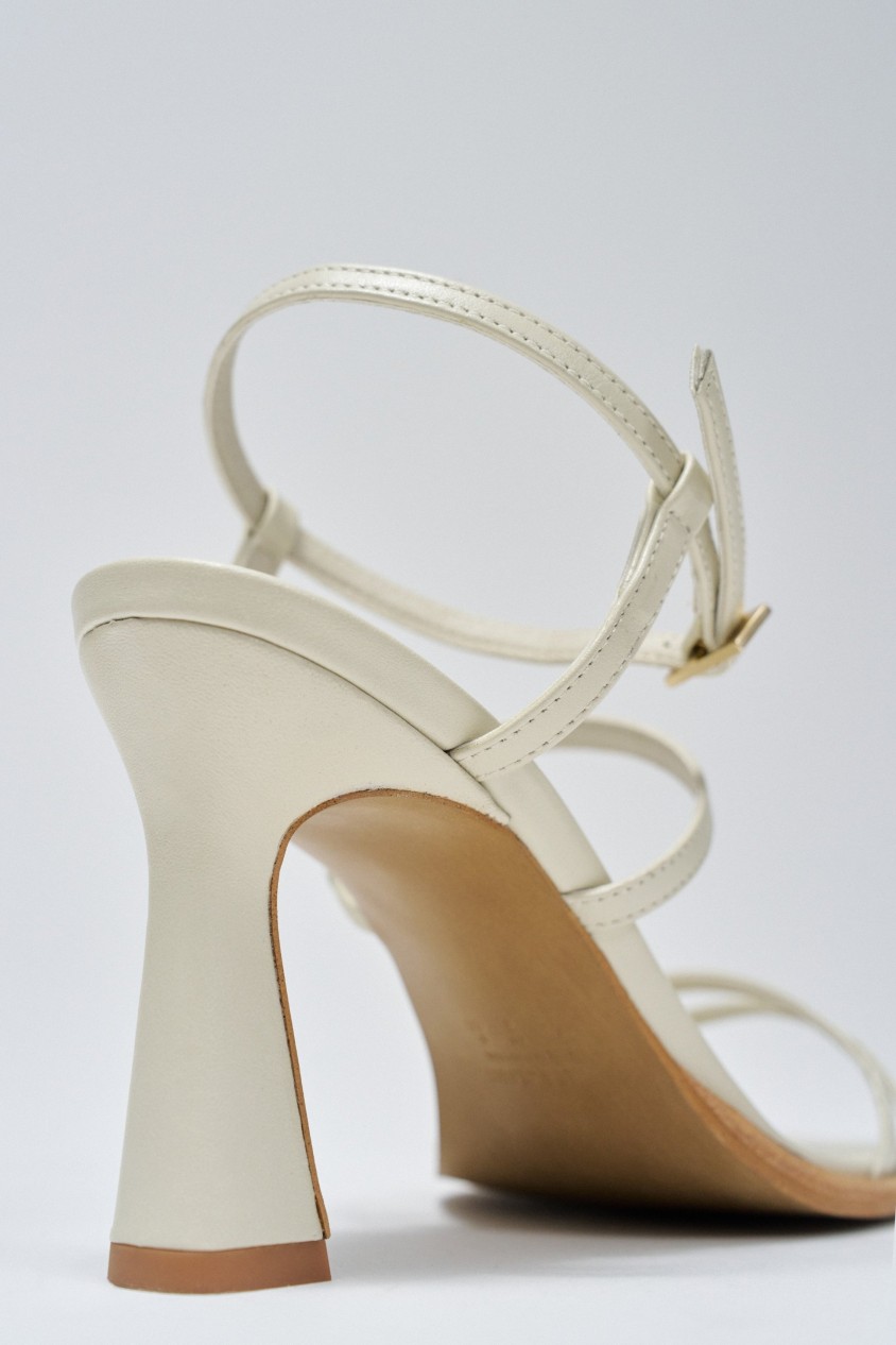 SANDALE EN CUIR AVEC TALON