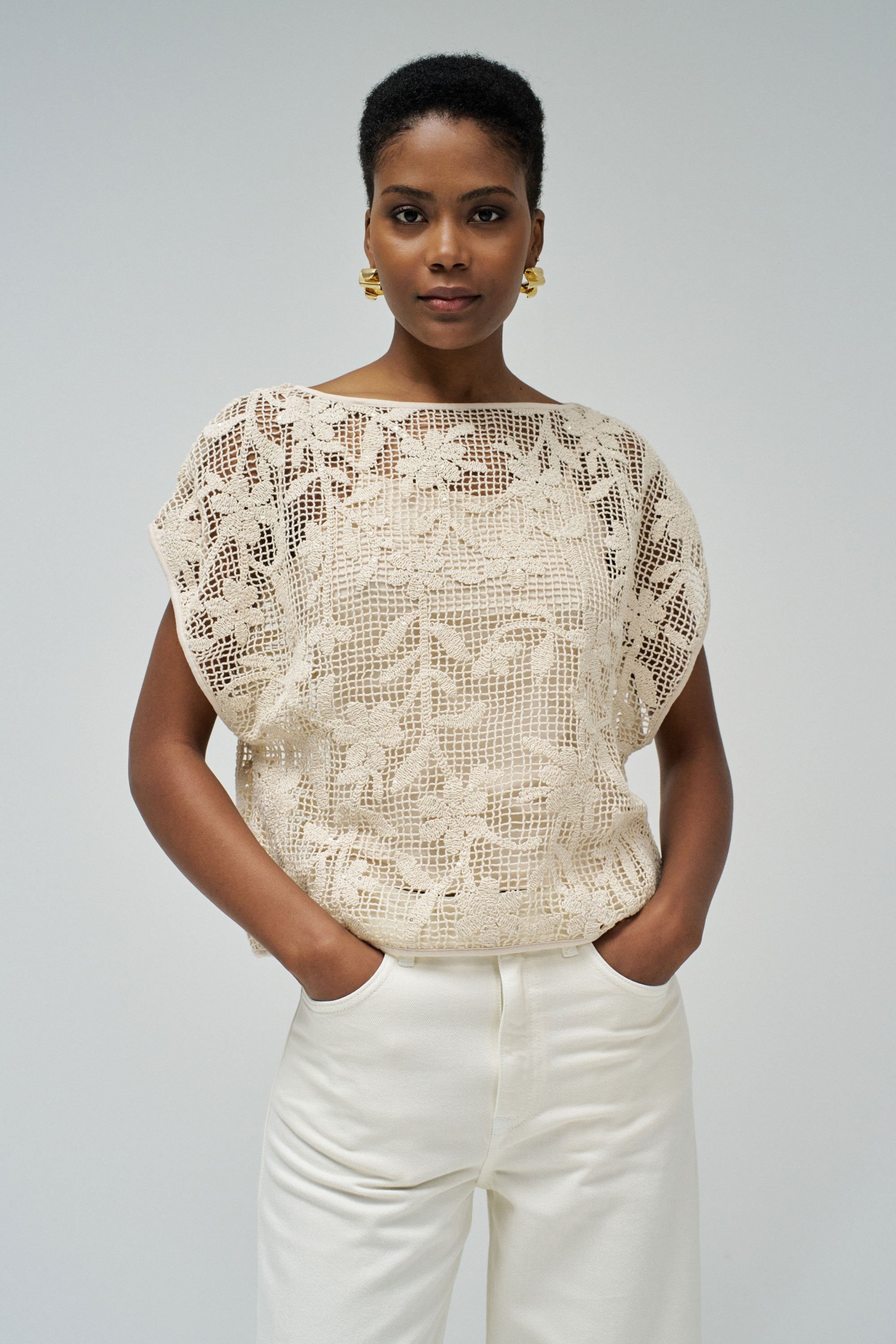 CAMISETA CON EFECTO CROCHET FLORAL