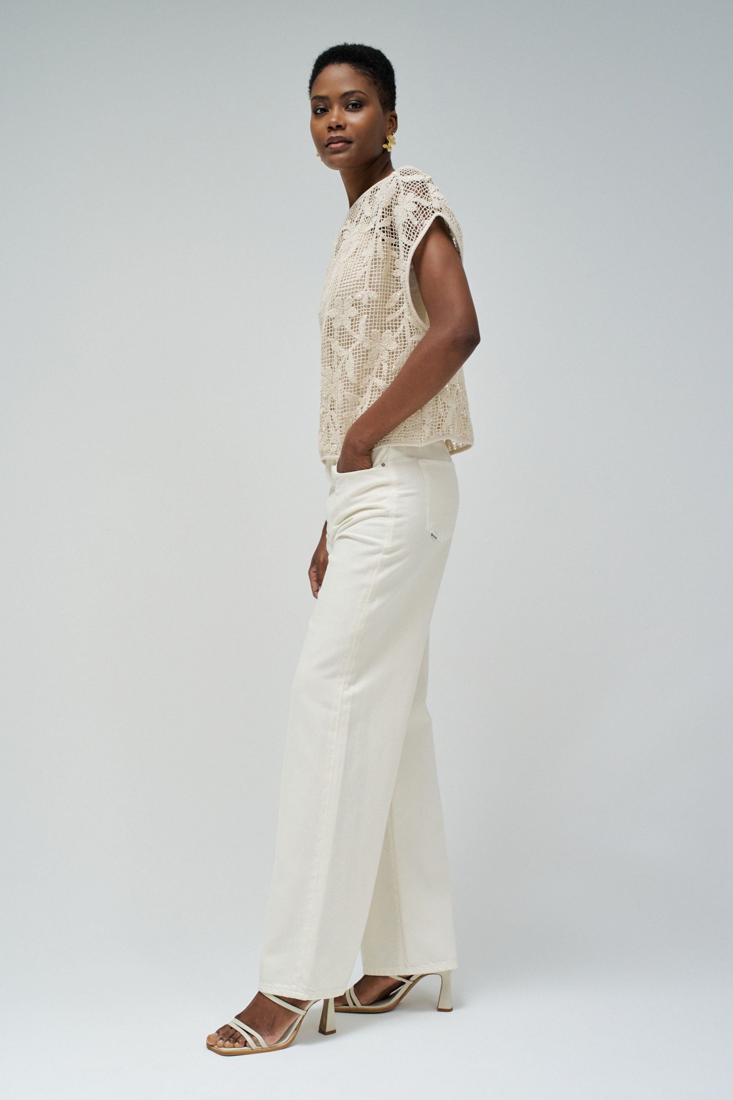 CAMISETA CON EFECTO CROCHET FLORAL