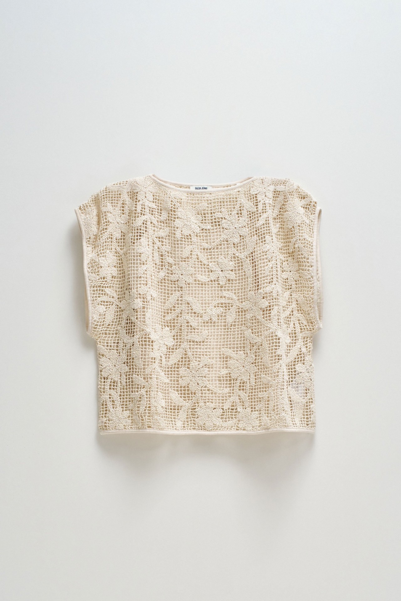 T-SHIRT COM EFEITO CROCHET FLORAL