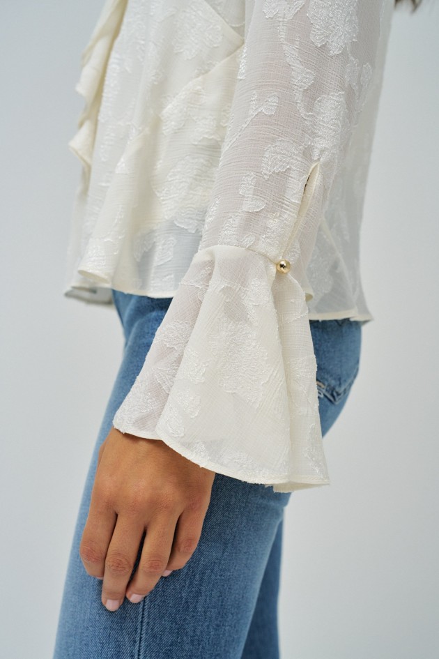 BLUSA CON VOLANTES