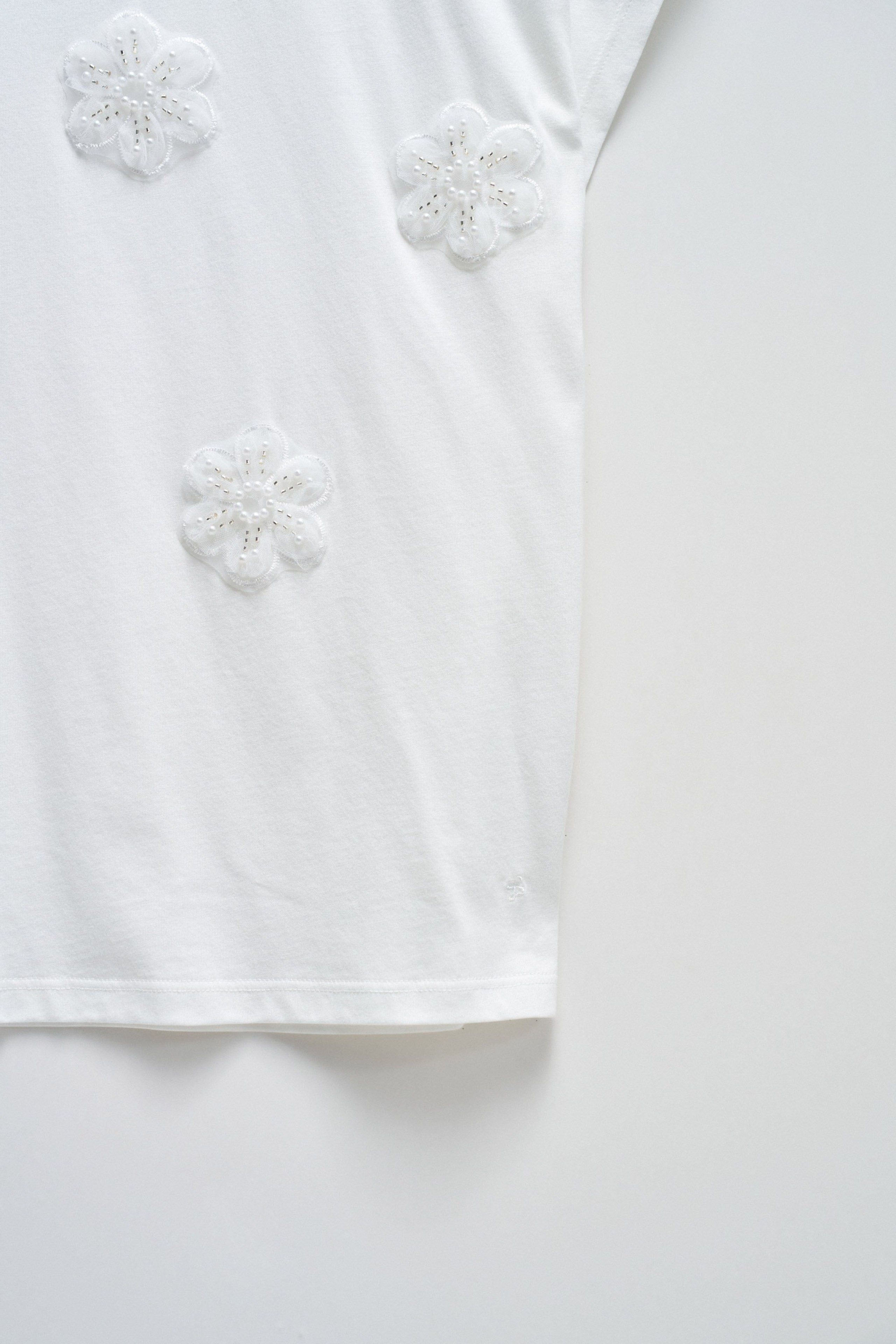 T-SHIRT MIT BLUMENAPPLIKATIONEN