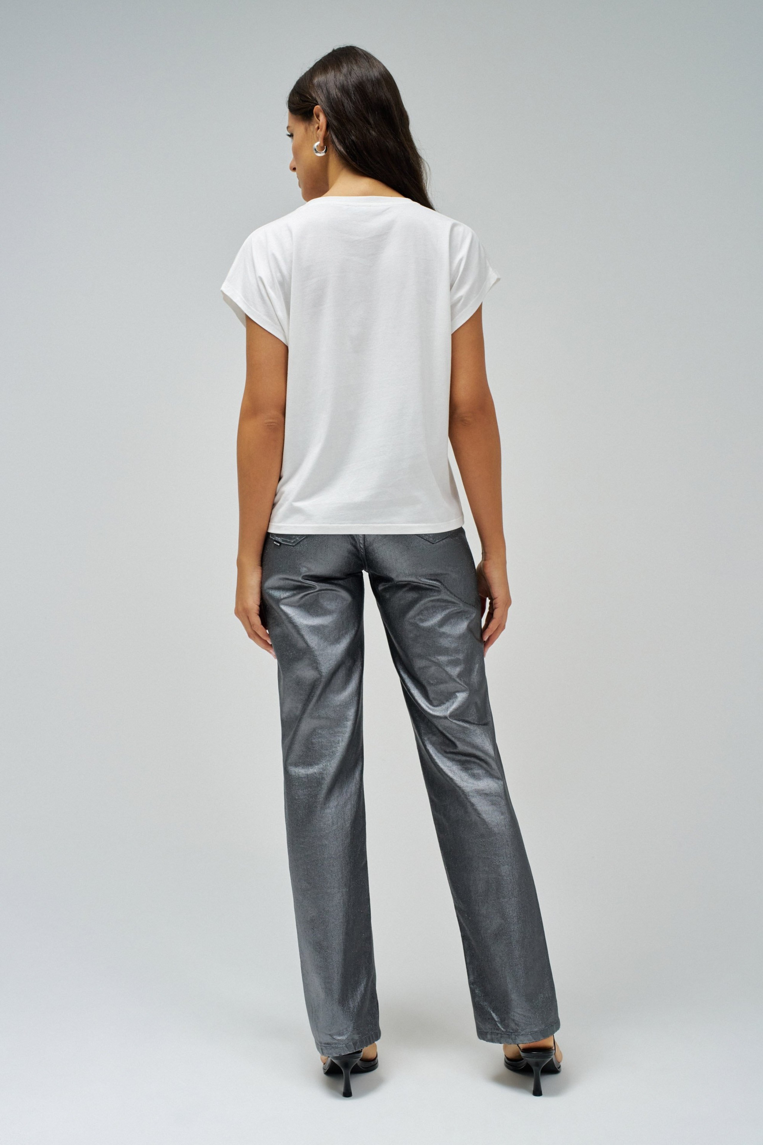 T-SHIRT MIT BLUMENAPPLIKATIONEN