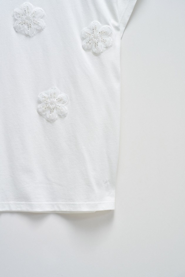 CAMISETA CON APLICACIONES DE FLORES