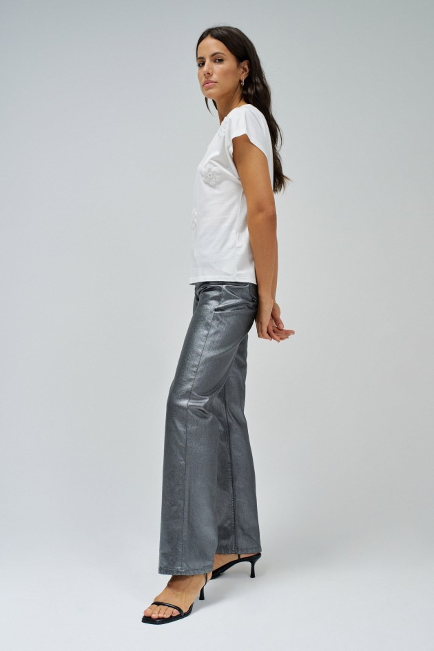 CAMISETA CON APLICACIONES DE FLORES