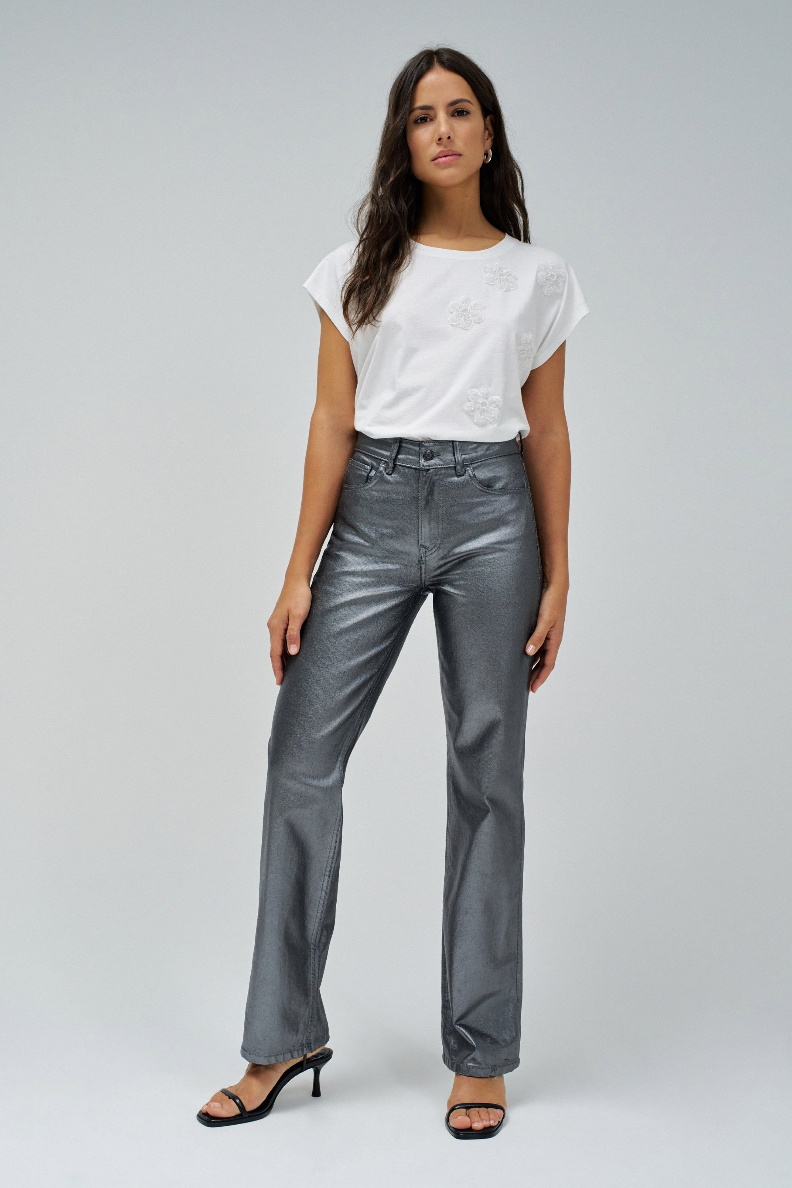 T-SHIRT MIT BLUMENAPPLIKATIONEN