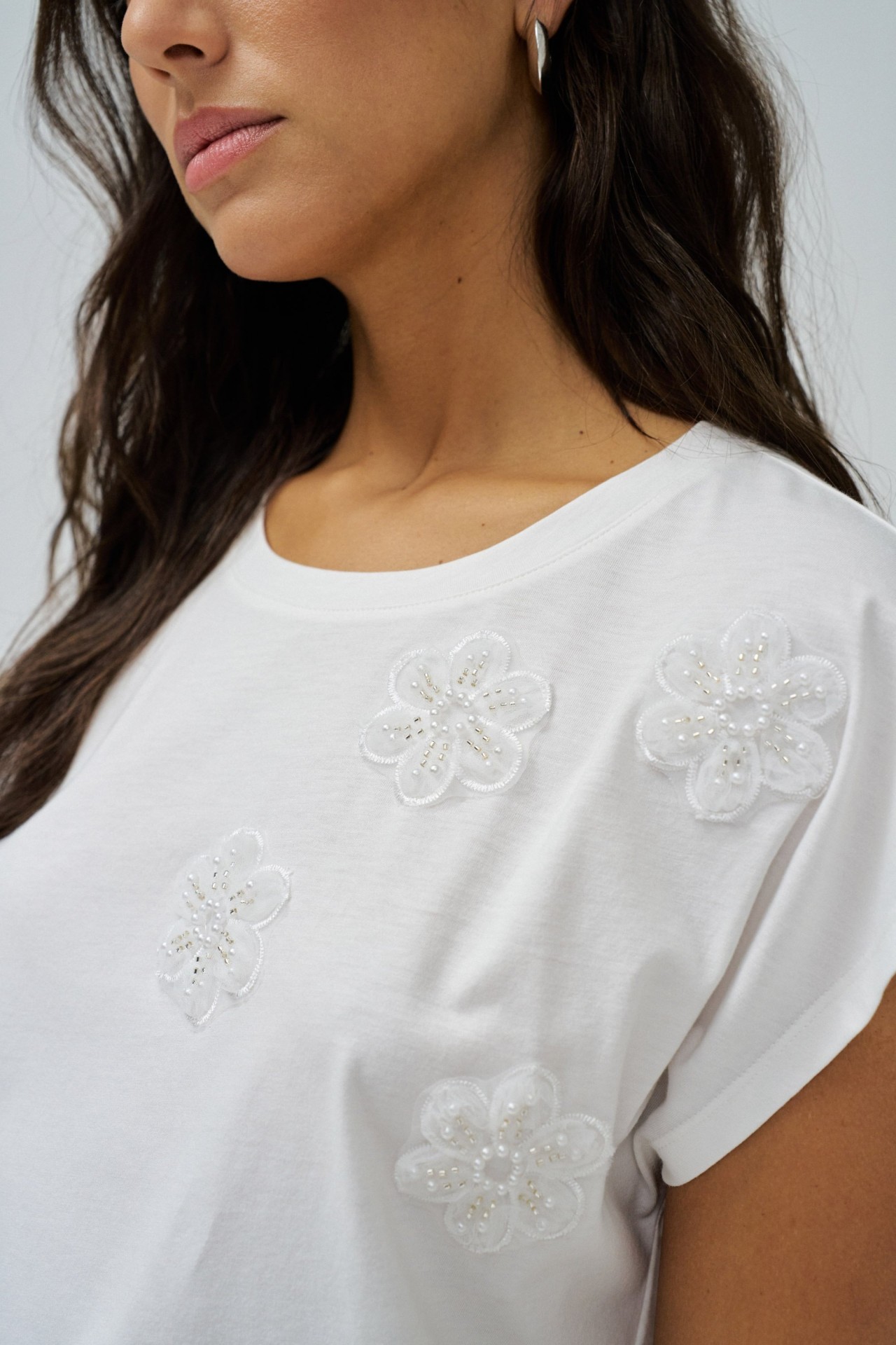 CAMISETA CON APLICACIONES DE FLORES