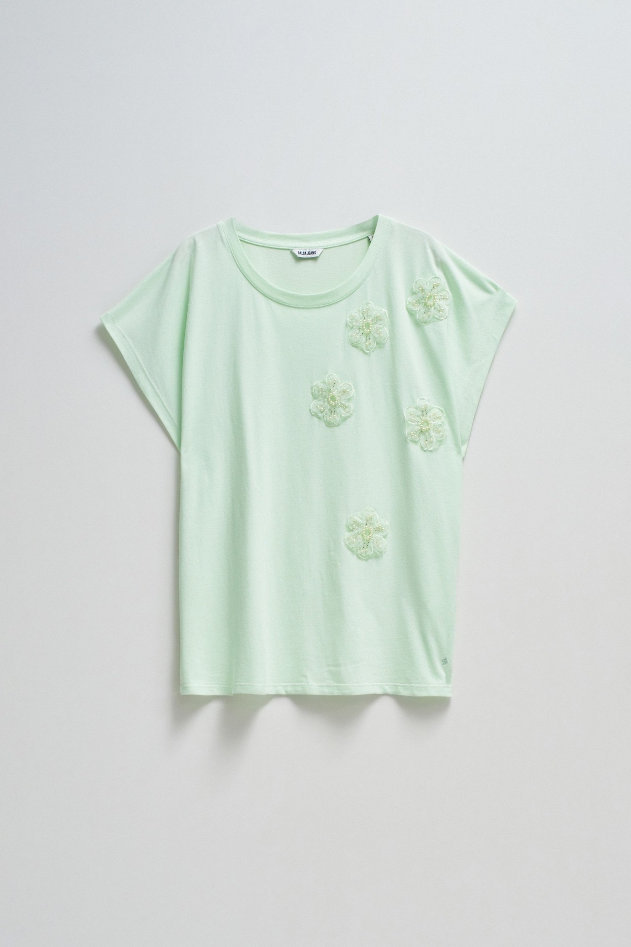 CAMISETA CON APLICACIONES DE FLORES