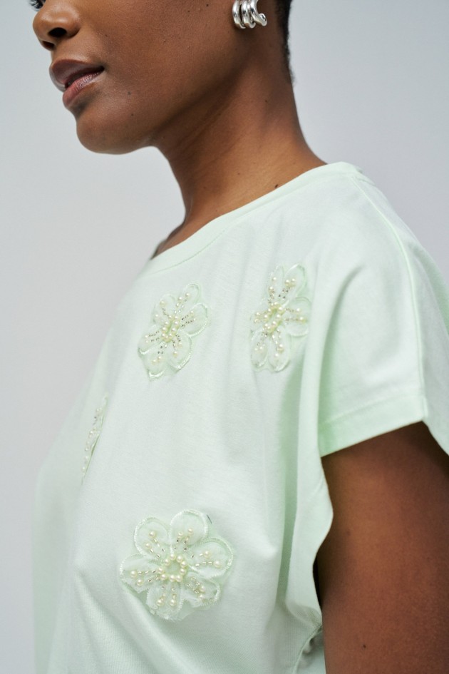 T-SHIRT WITH FLOWER APPLIQUÉS