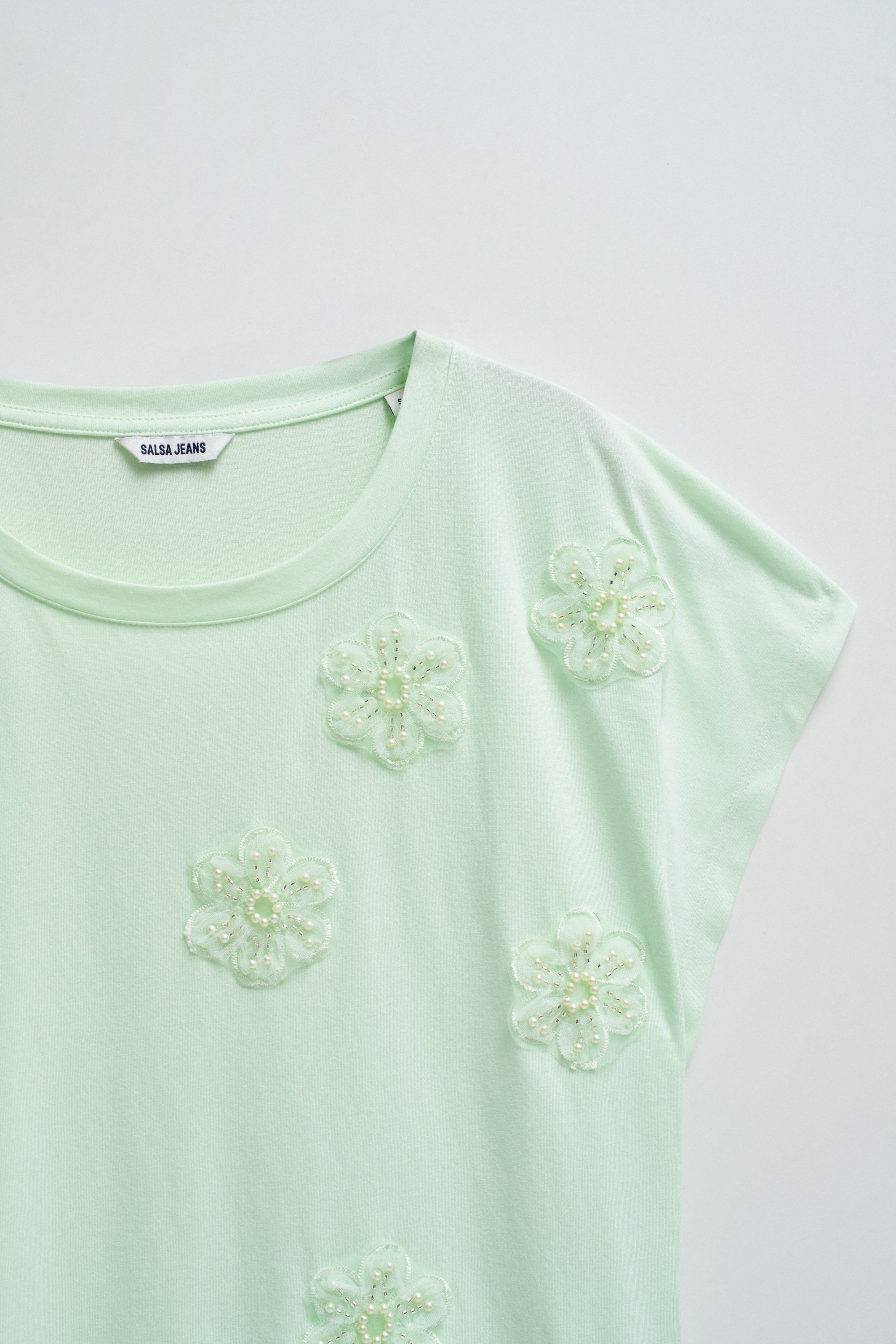 T-SHIRT MIT BLUMENAPPLIKATIONEN
