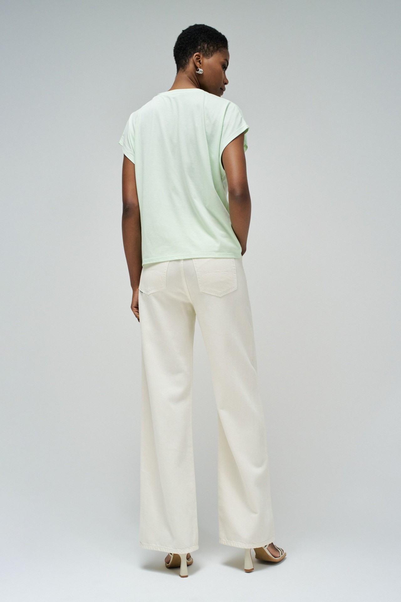 CAMISETA CON APLICACIONES DE FLORES