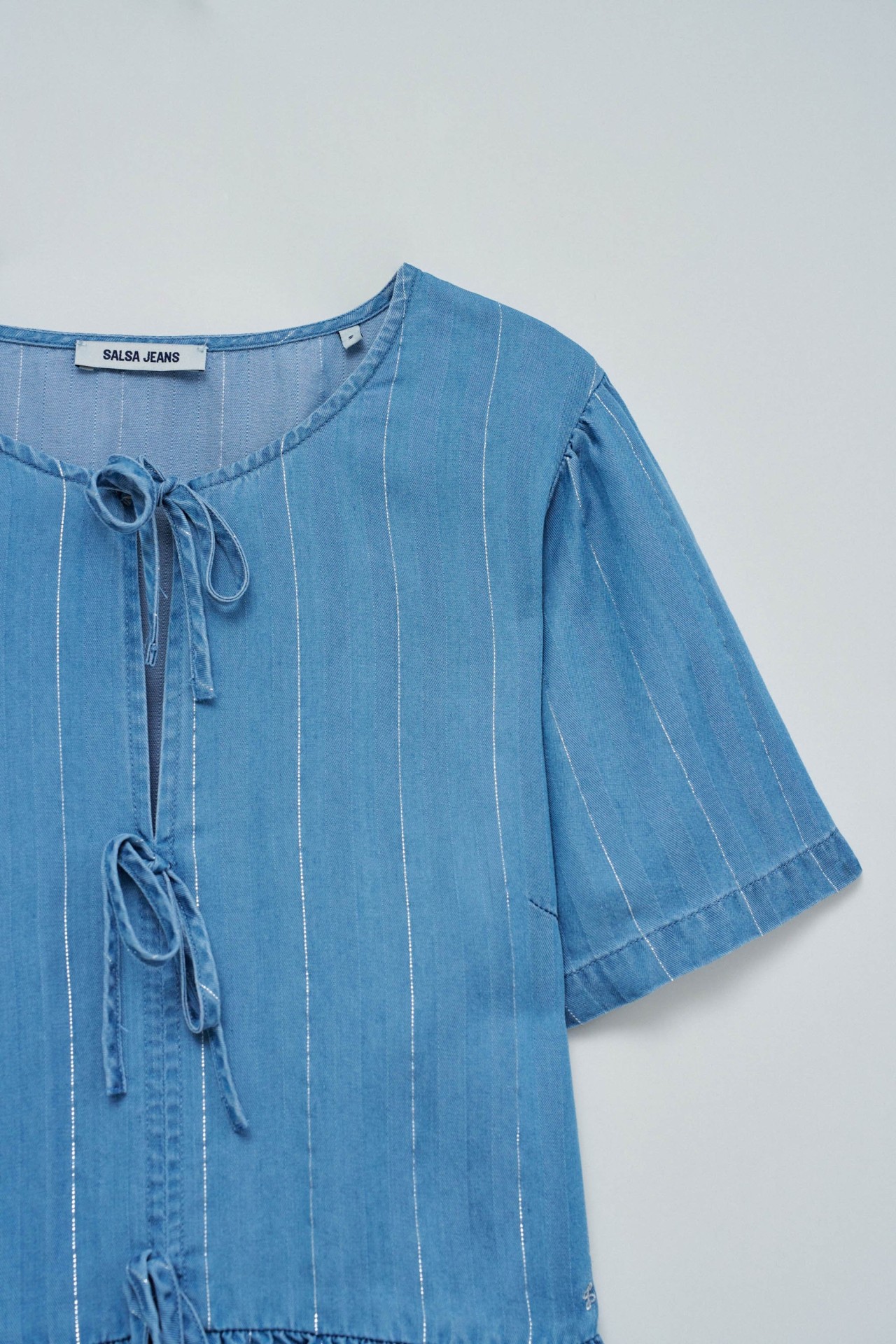 BLUSA EN LIGHTDENIM CON VOLANTES