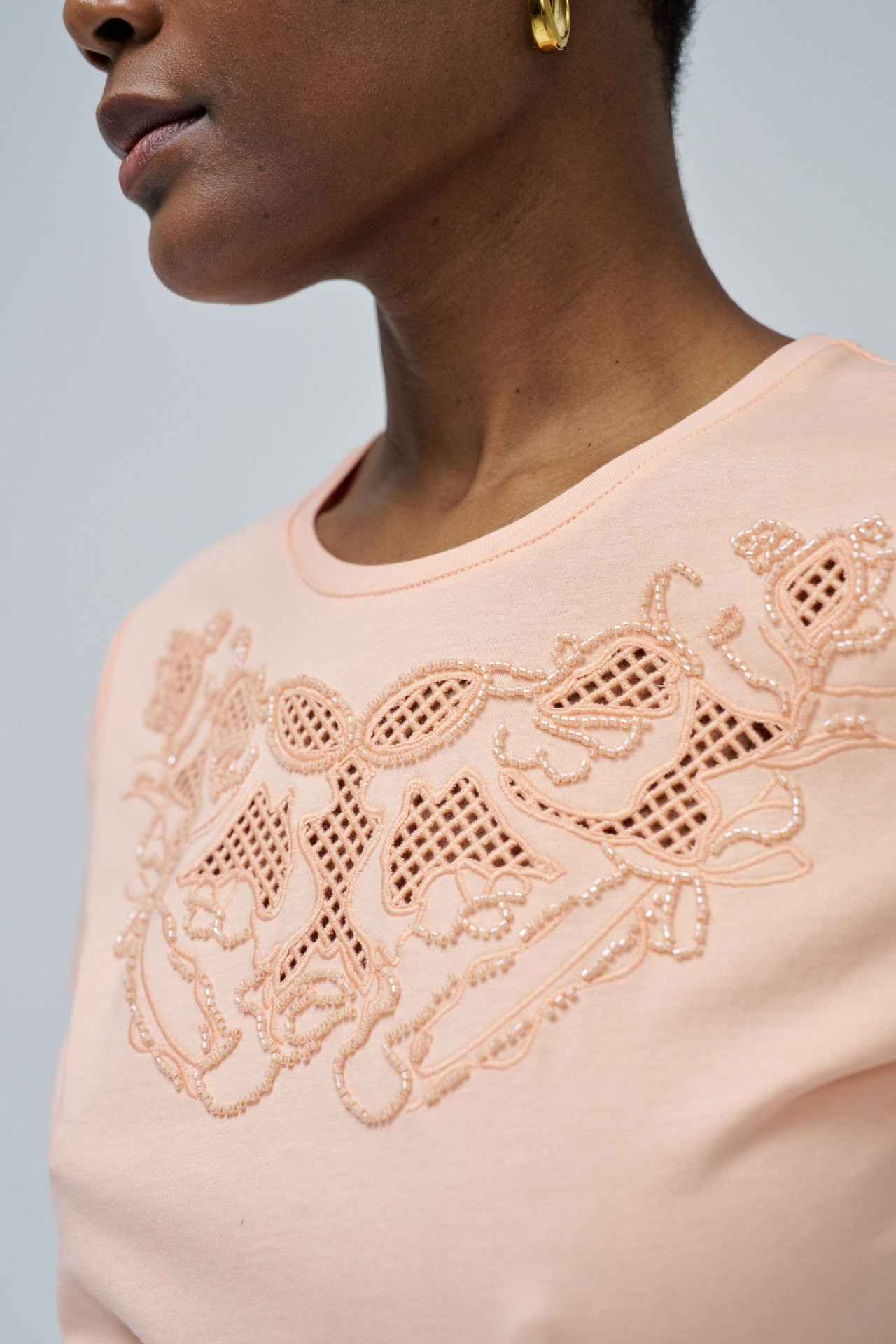 CAMISETA CON BORDADO