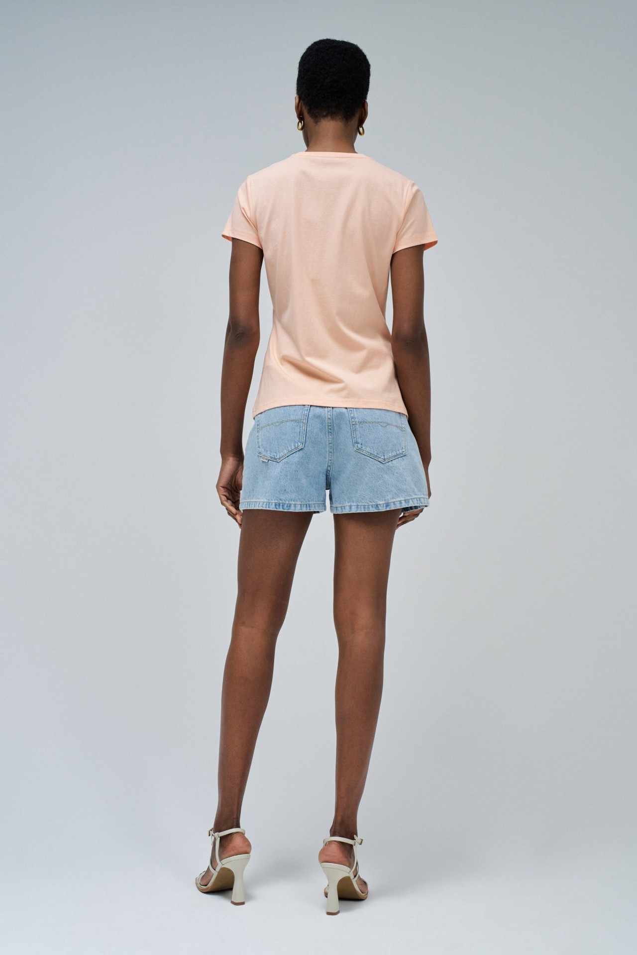 CAMISETA CON BORDADO