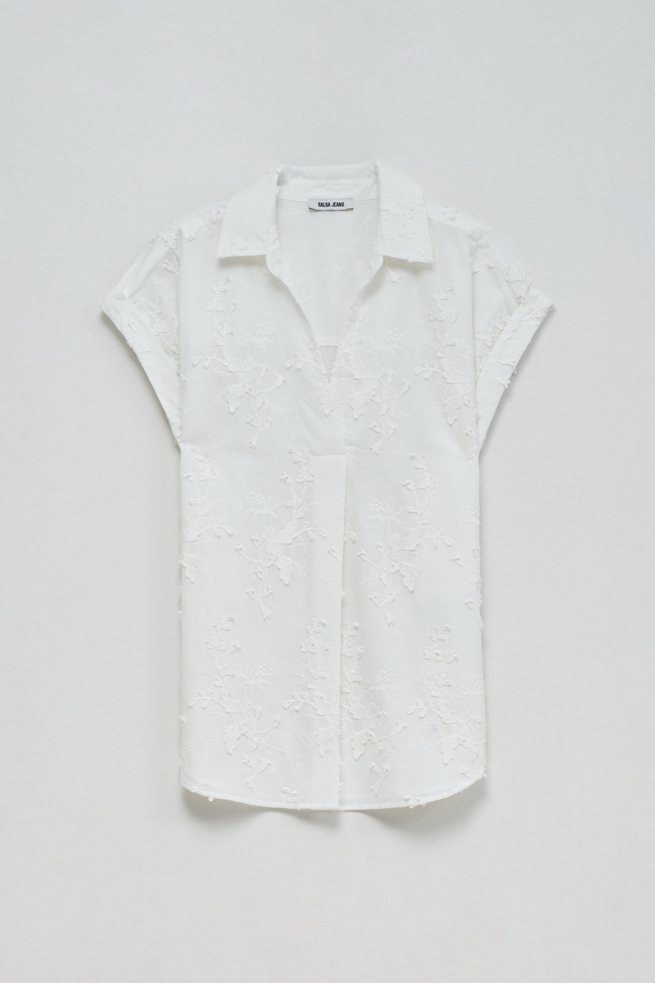 BLUSA CON BORDADO FLORAL